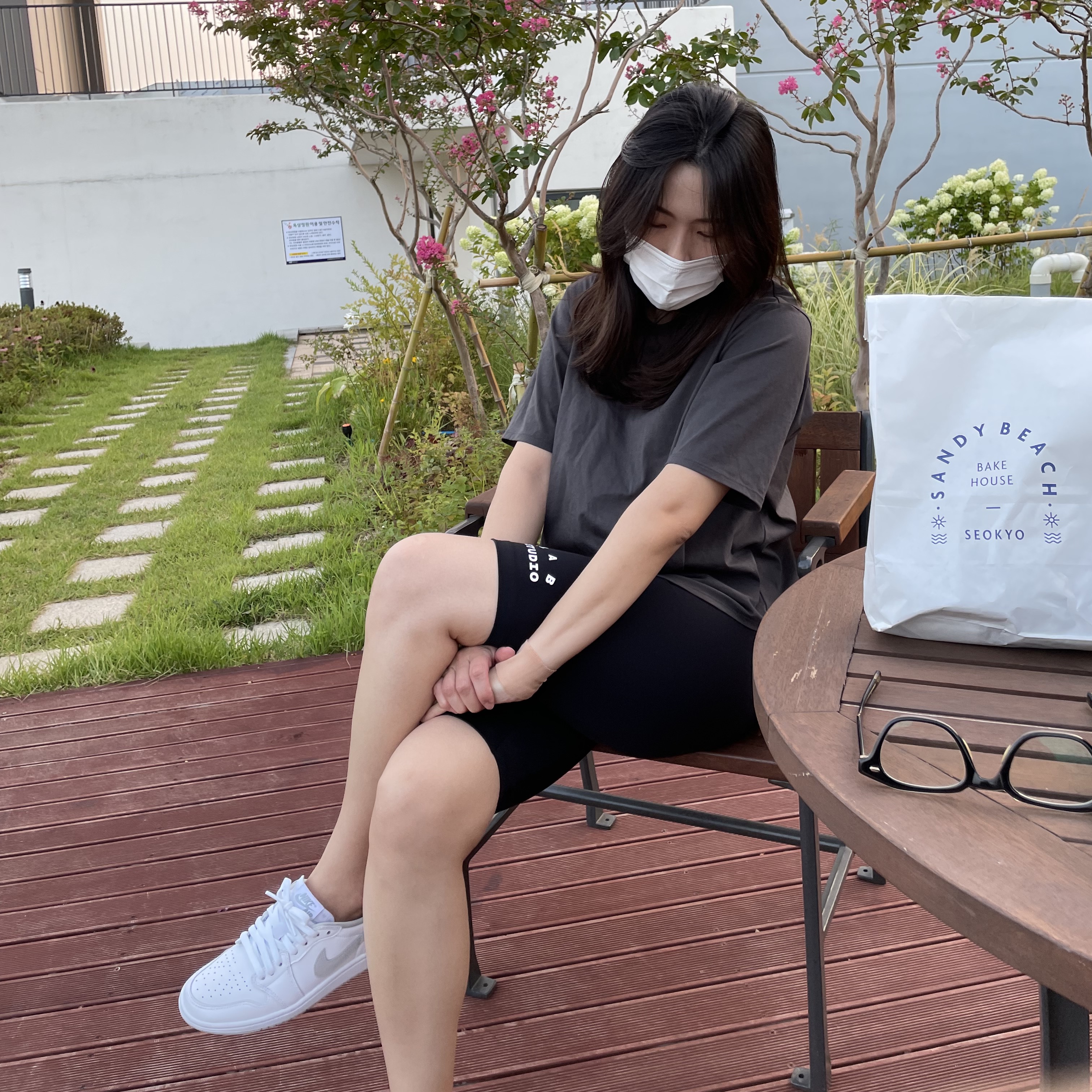 (W) IAB Studio Leggings Shorts Black, (W) Jordan 1 Low OG Neutral Grey 착용 스타일 - 2