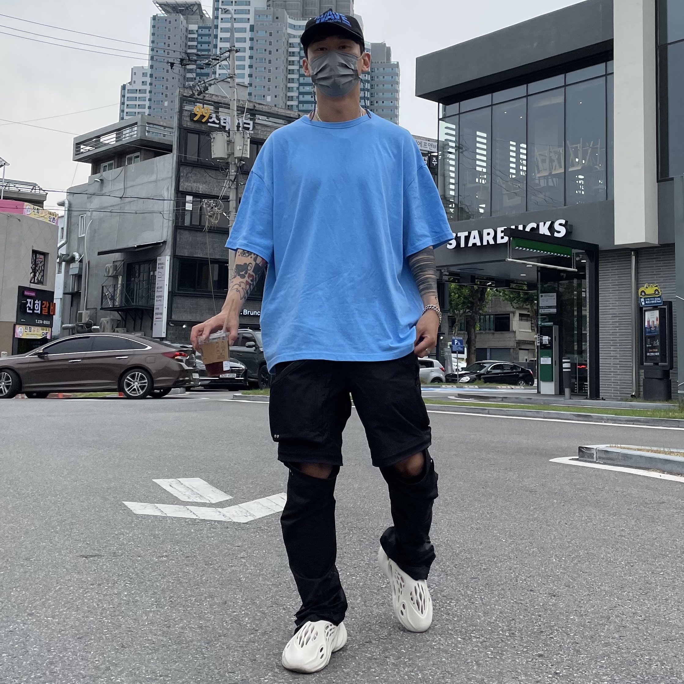 Adidas Yeezy Foam RNNR Sand 착용 스타일 - 1