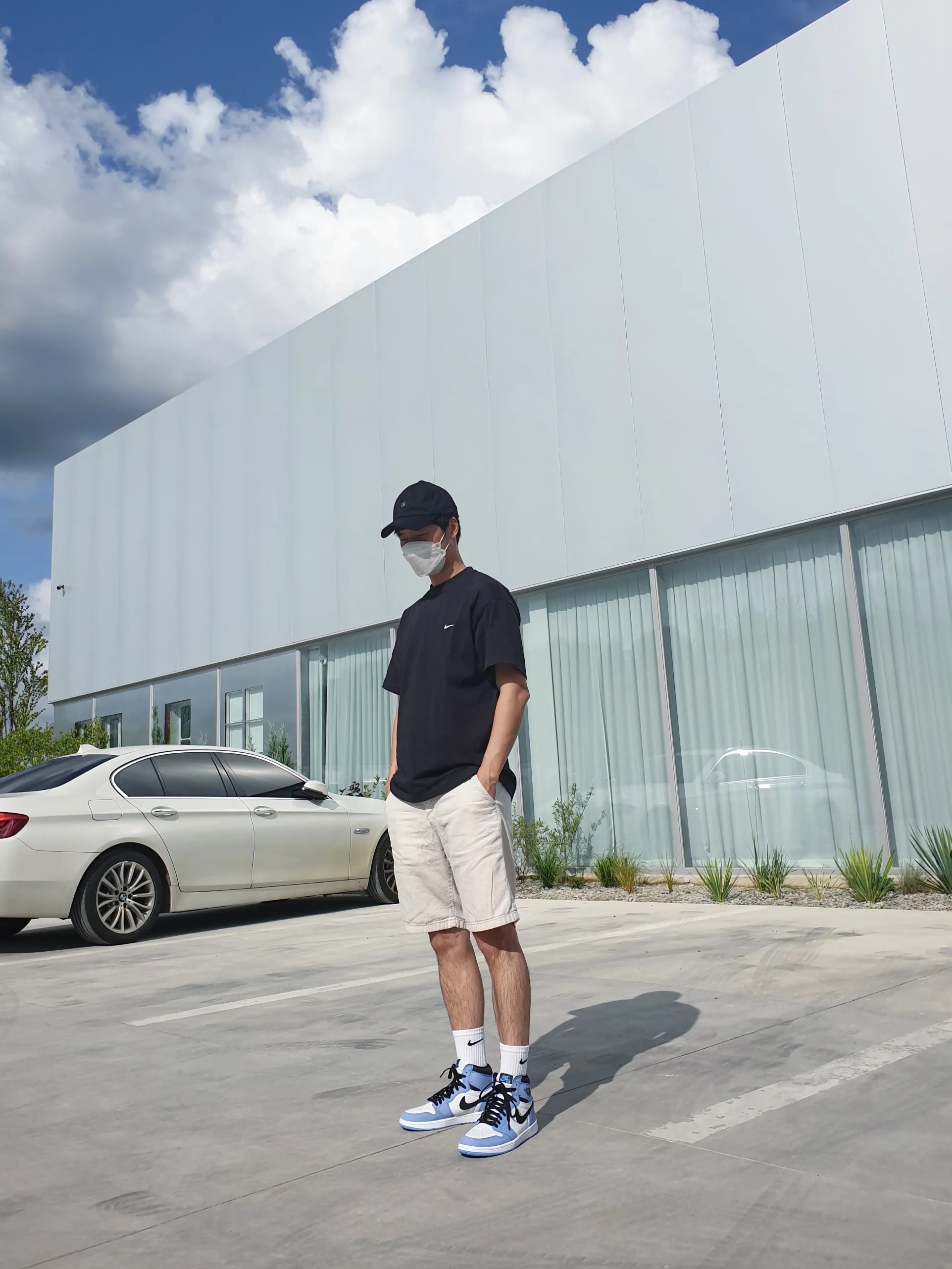 Jordan 1 Retro High OG University Blue, Nike NRG Solo Swoosh T-Shirt Black - Asia 착용 스타일