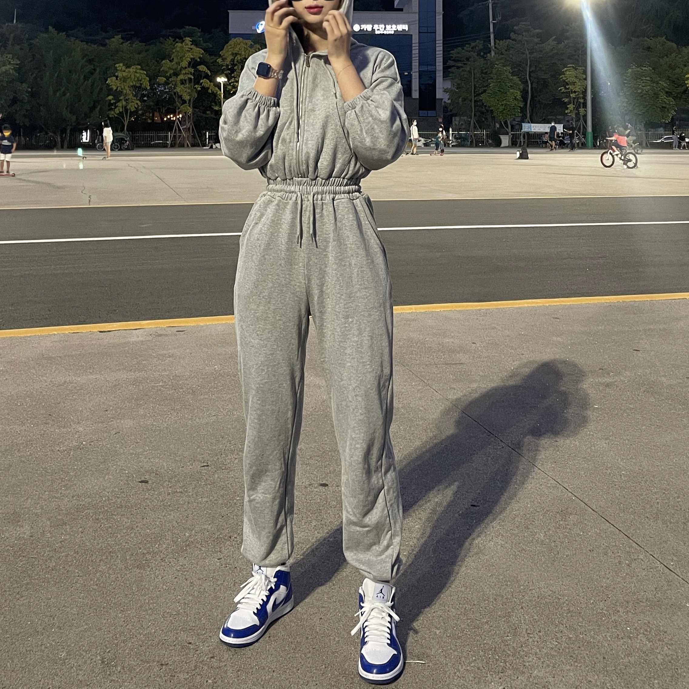 (W) Jordan 1 Mid White Hyper Royal 착용 스타일 - 3