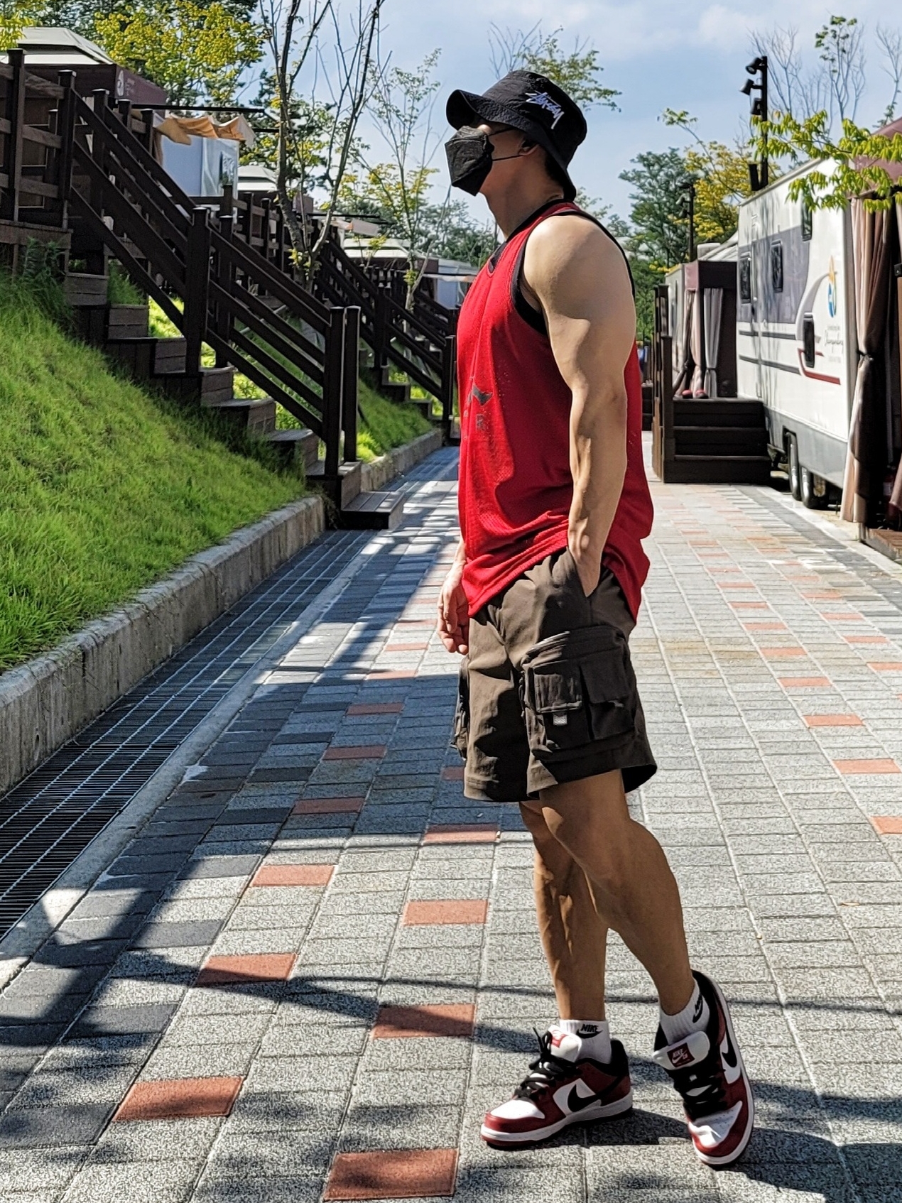 Nike x Stussy Bucket Hat Black, Nike ACG Cargo Shorts Ironstone - Asia 착용 스타일 - 2