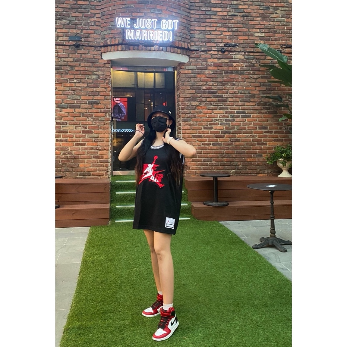 (W) Jordan 1 Retro High Satin Red 착용 스타일 - 3