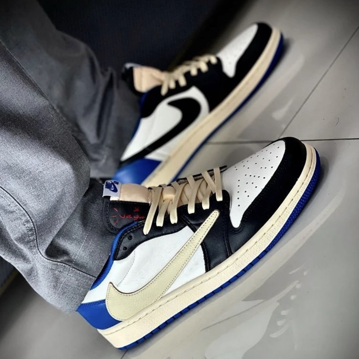 Jordan 1 x Travis Scott x Fragment Retro Low OG SP Military Blue 착용 스타일 - 4