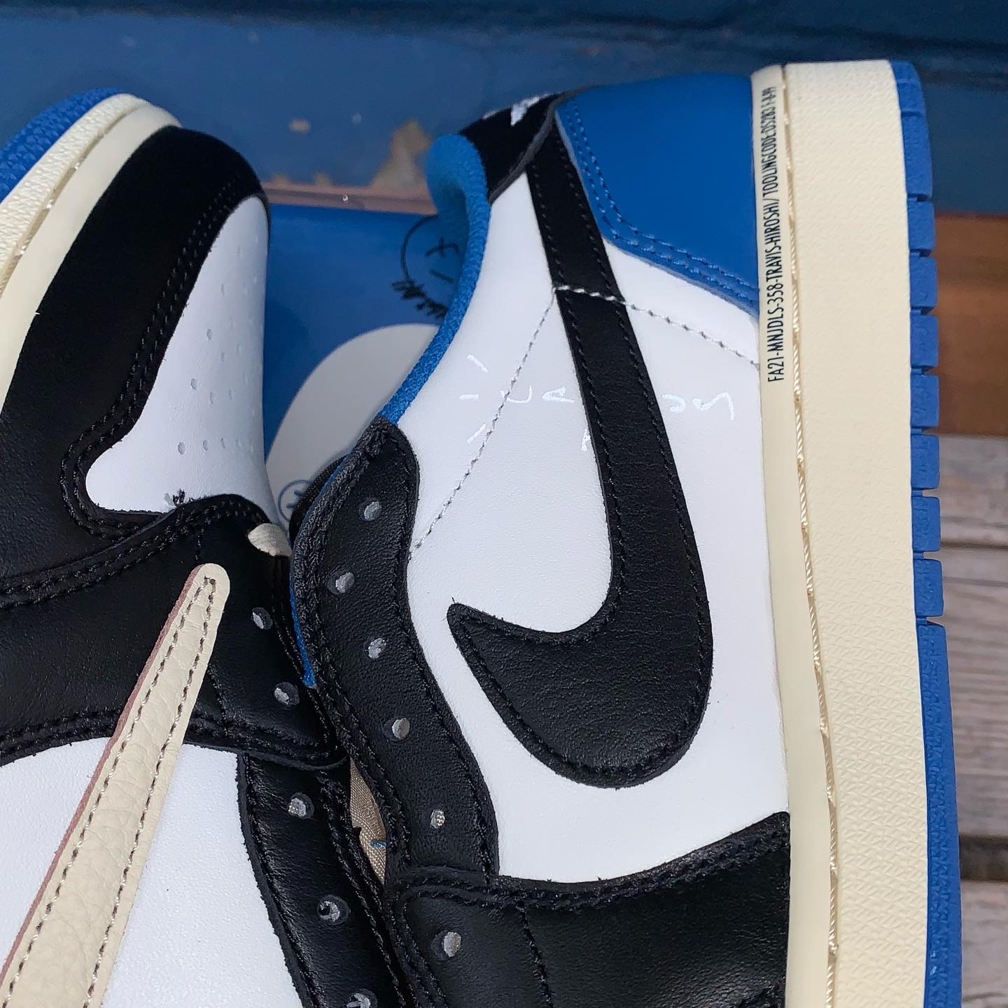 Jordan 1 x Travis Scott x Fragment Retro Low OG SP Military Blue 착용 스타일 - 3