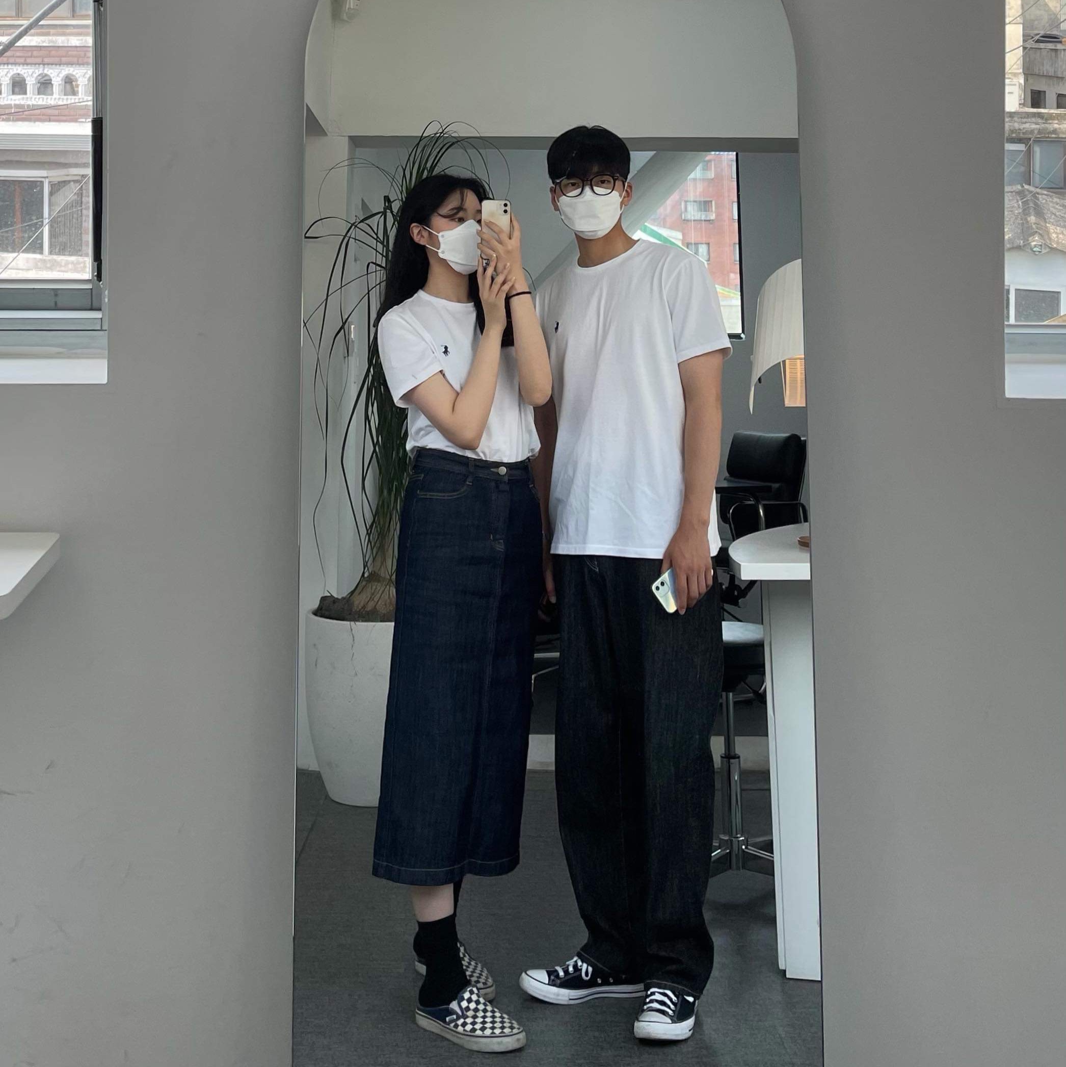 Vans Classic Slip-On Mule Checkerboard Navy, Converse Chuck Taylor All Star Hi Leather Black 착용 스타일