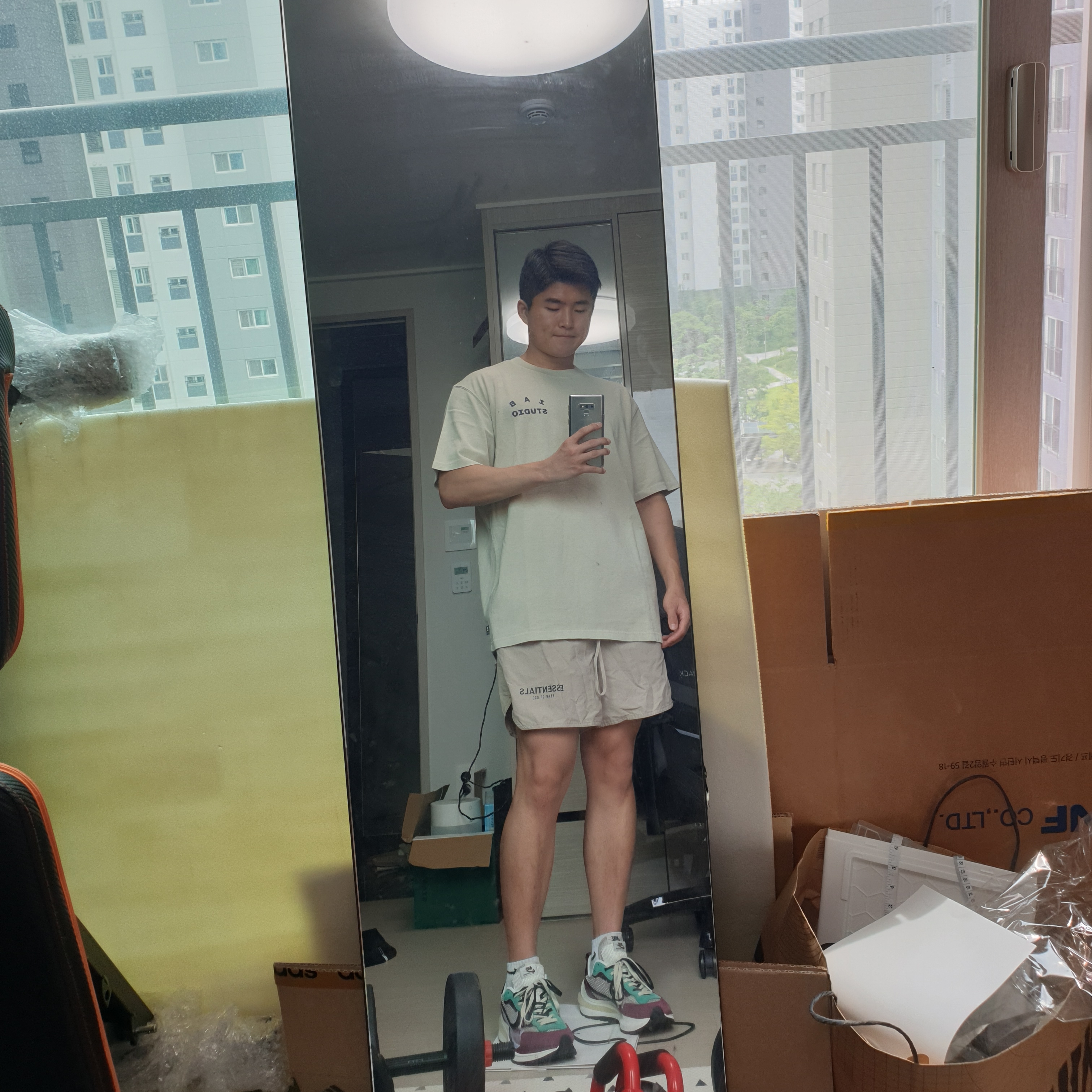 IAB Studio Pigment T-Shirt Oatmeal, Nike x Sacai VaporWaffle String & Black Villain Red 착용 스타일
