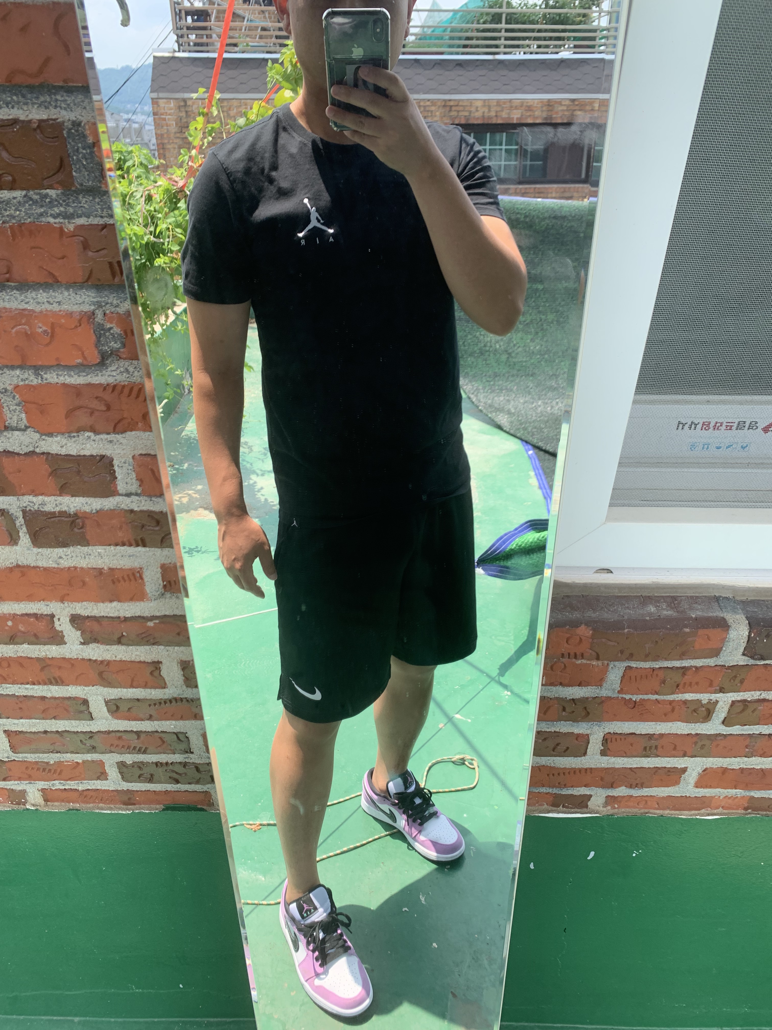 Jordan 1 Low SE Violet Shock 착용 스타일