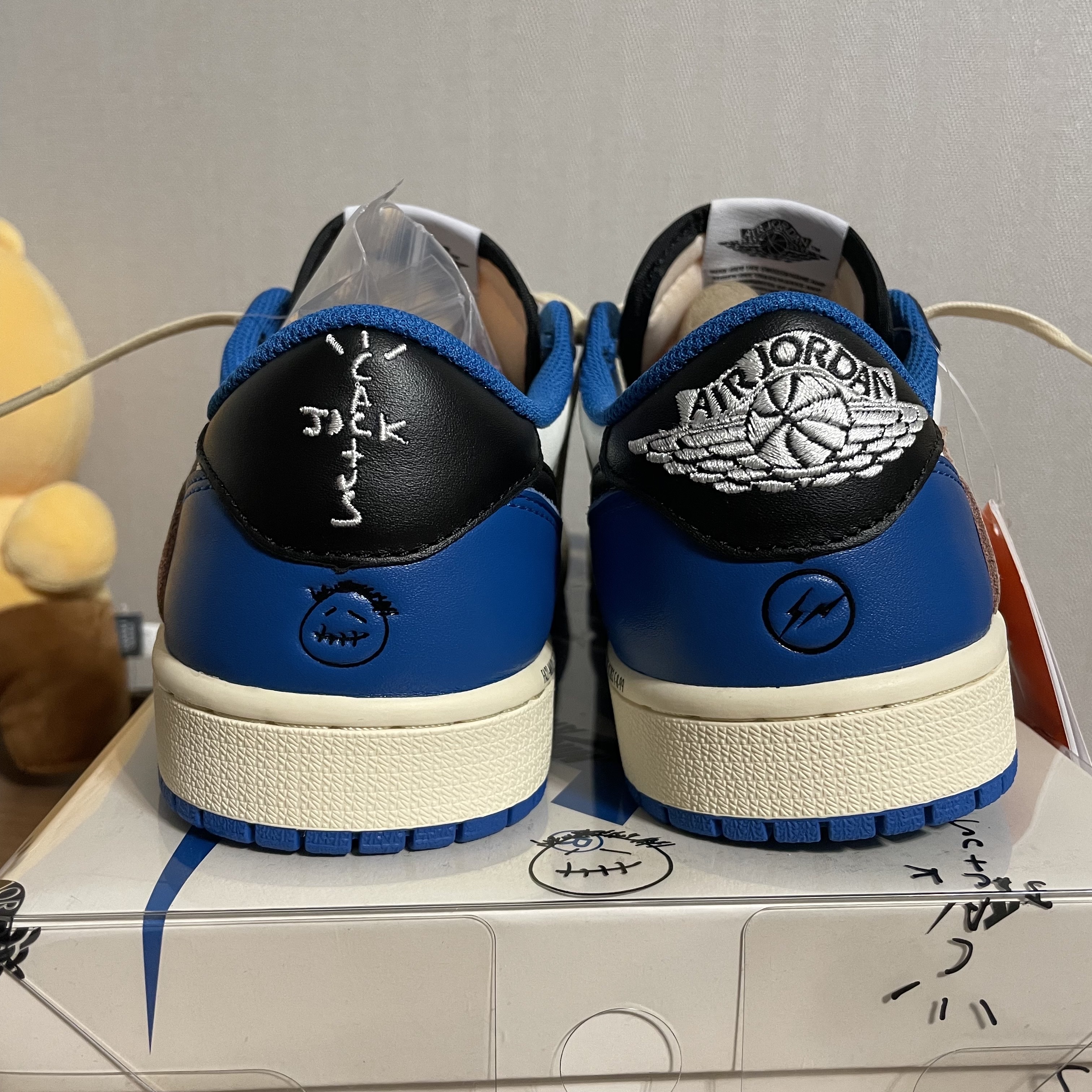 Jordan 1 x Travis Scott x Fragment Retro Low OG SP Military Blue 착용 스타일 - 3