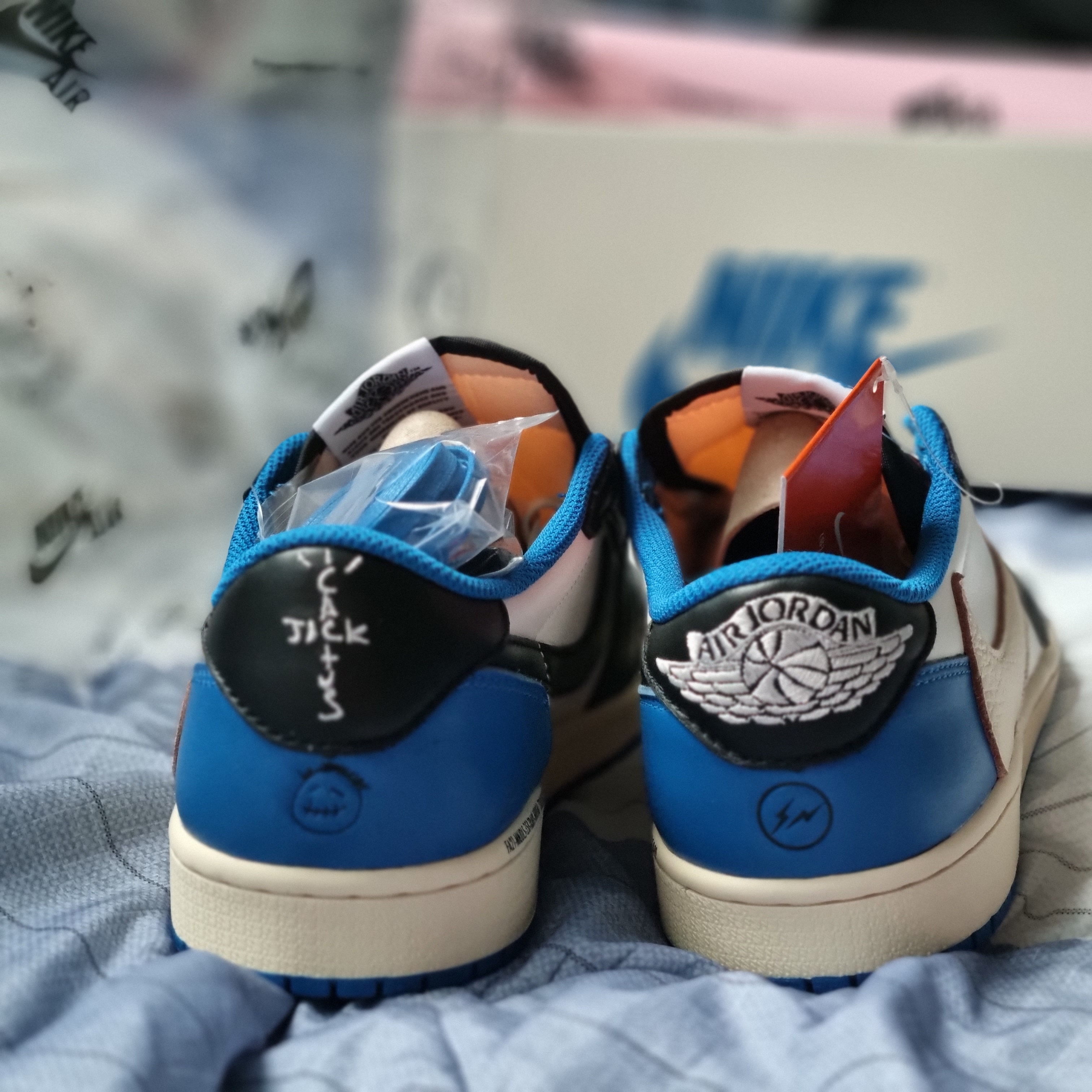 Jordan 1 x Travis Scott x Fragment Retro Low OG SP Military Blue 착용 스타일 - 1