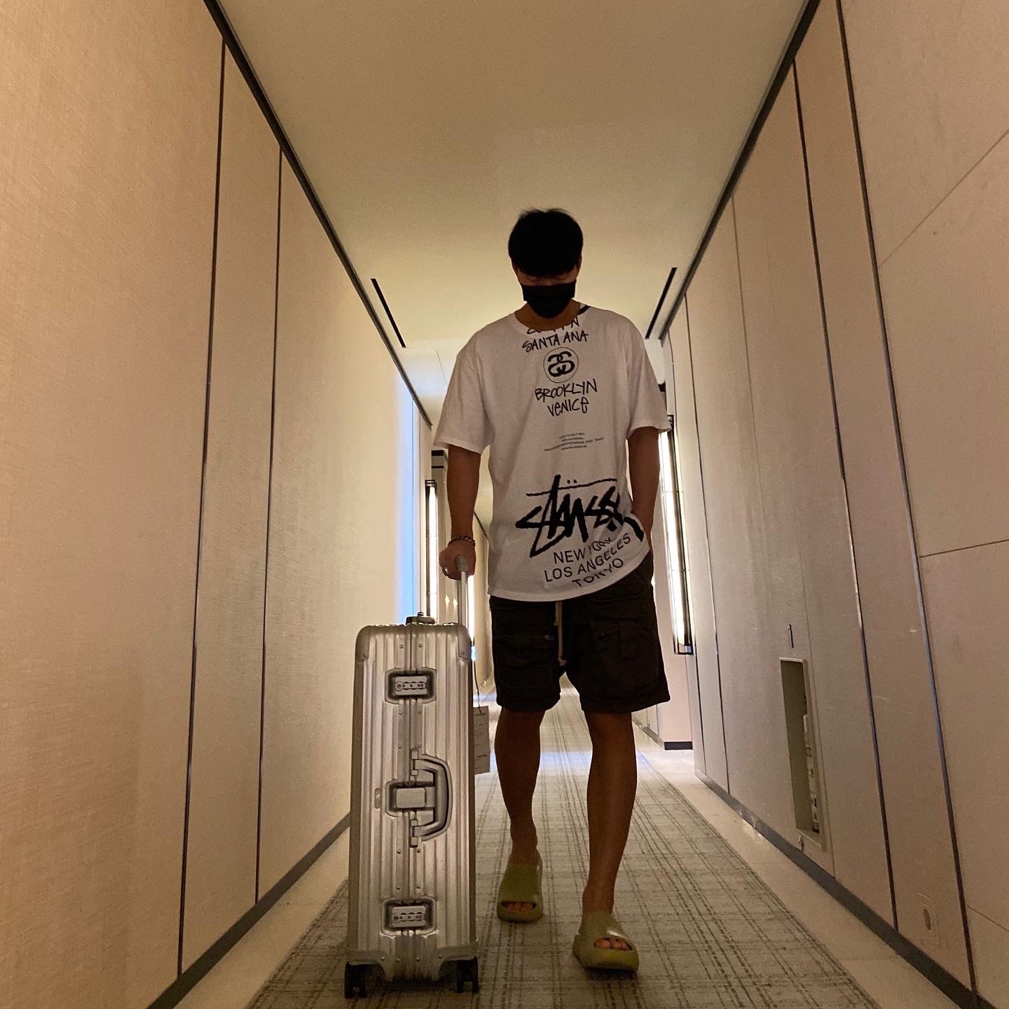 Adidas Yeezy Slide Resin 2021, Stussy x Takahiromiyashita The Soloist 40 WT T-Shirt 착용 스타일 - 1