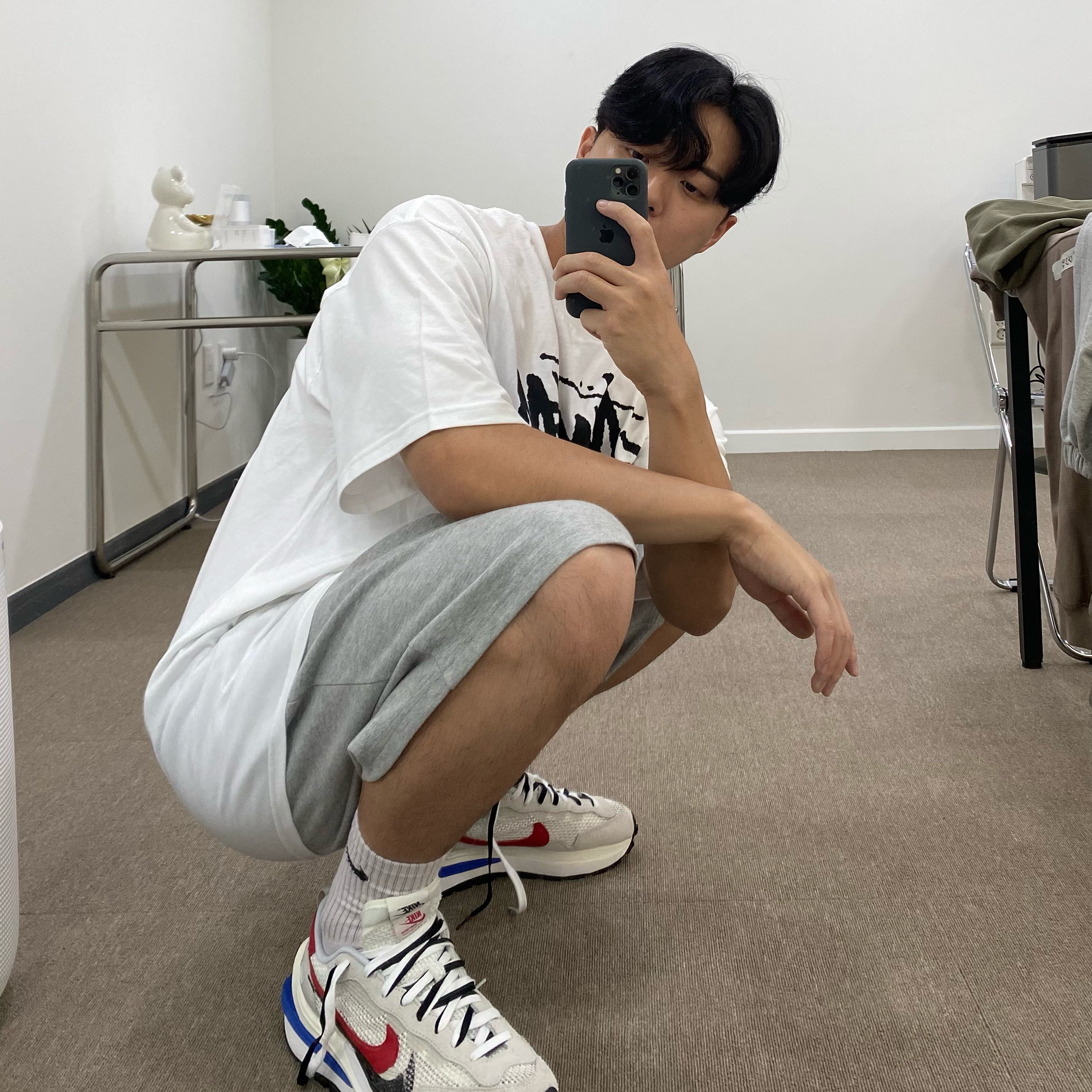 Stussy World Tour T-Shirt White, Nike x Sacai VaporWaffle Royal Fuchsia 착용 스타일