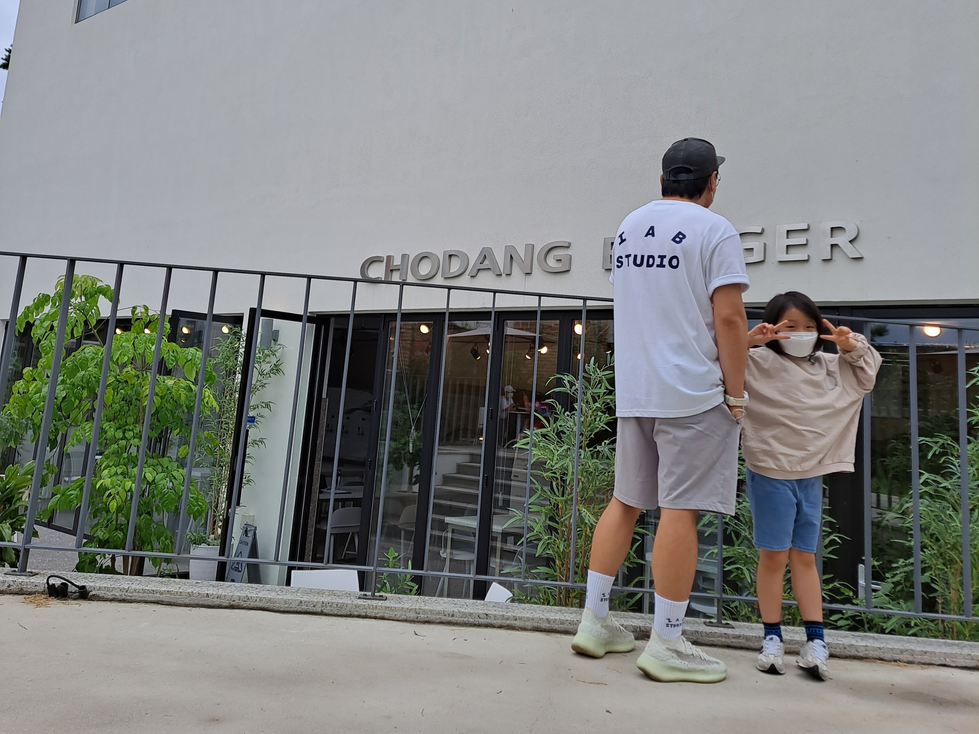 IAB Studio T-Shirt White, IAB Studio Socks Pack White Purple Cyan 착용 스타일 - 3