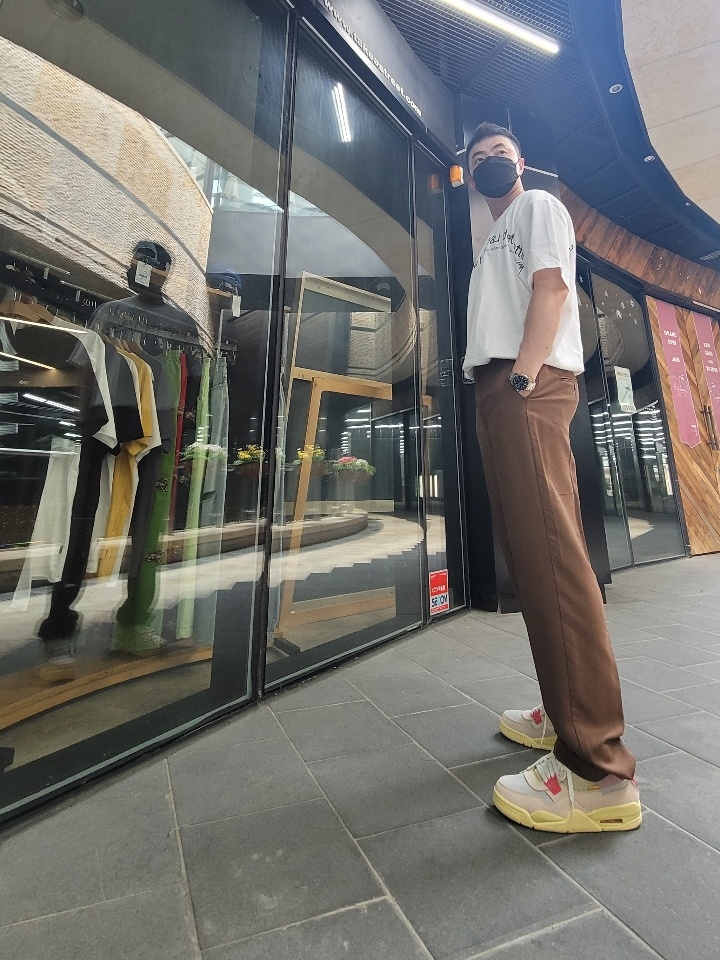 Jordan 4 x Union Retro Guava Ice, Stussy x CDG Laguna Beach T-Shirt White 착용 스타일
