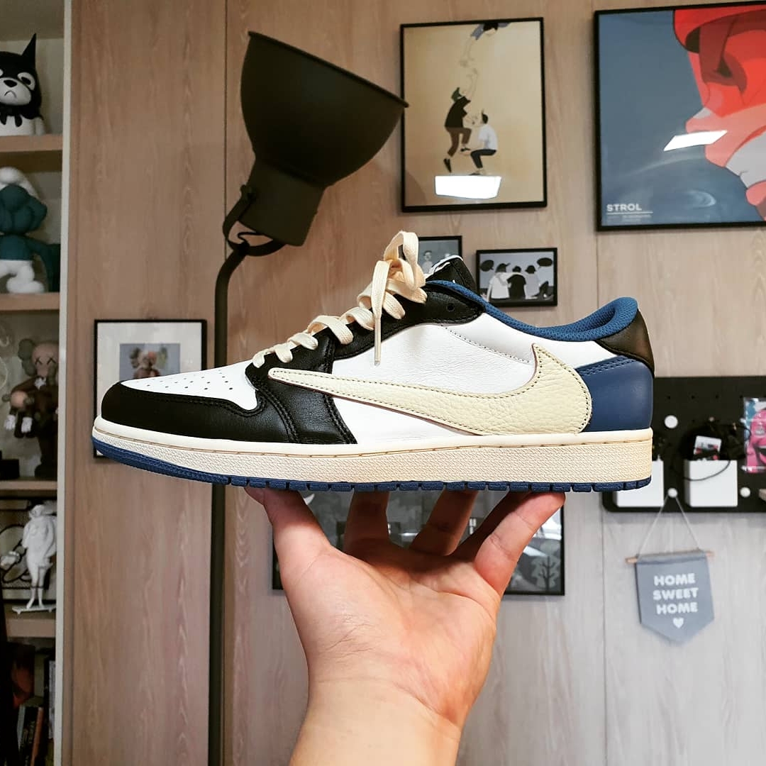 Jordan 1 x Travis Scott x Fragment Retro Low OG SP Military Blue, Nike x Travis Scott Air Max 270 React Cactus Trails 착용 스타일 - 1