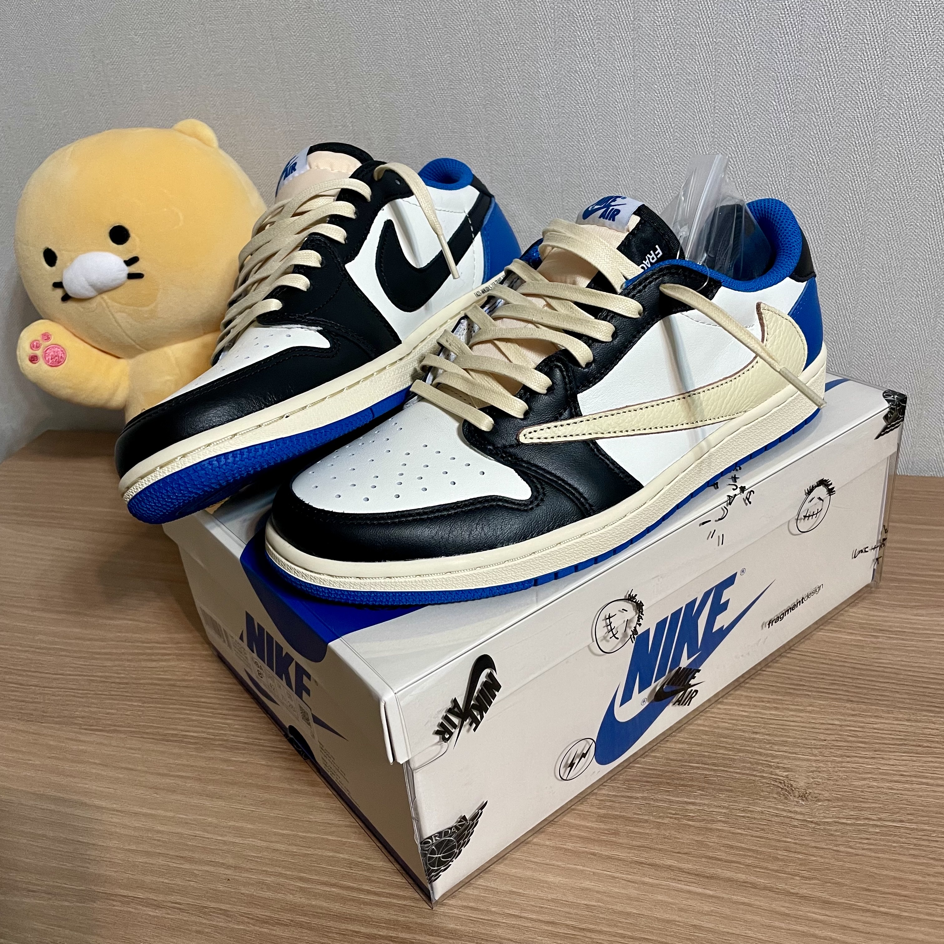 Jordan 1 x Travis Scott x Fragment Retro Low OG SP Military Blue 착용 스타일 - 2