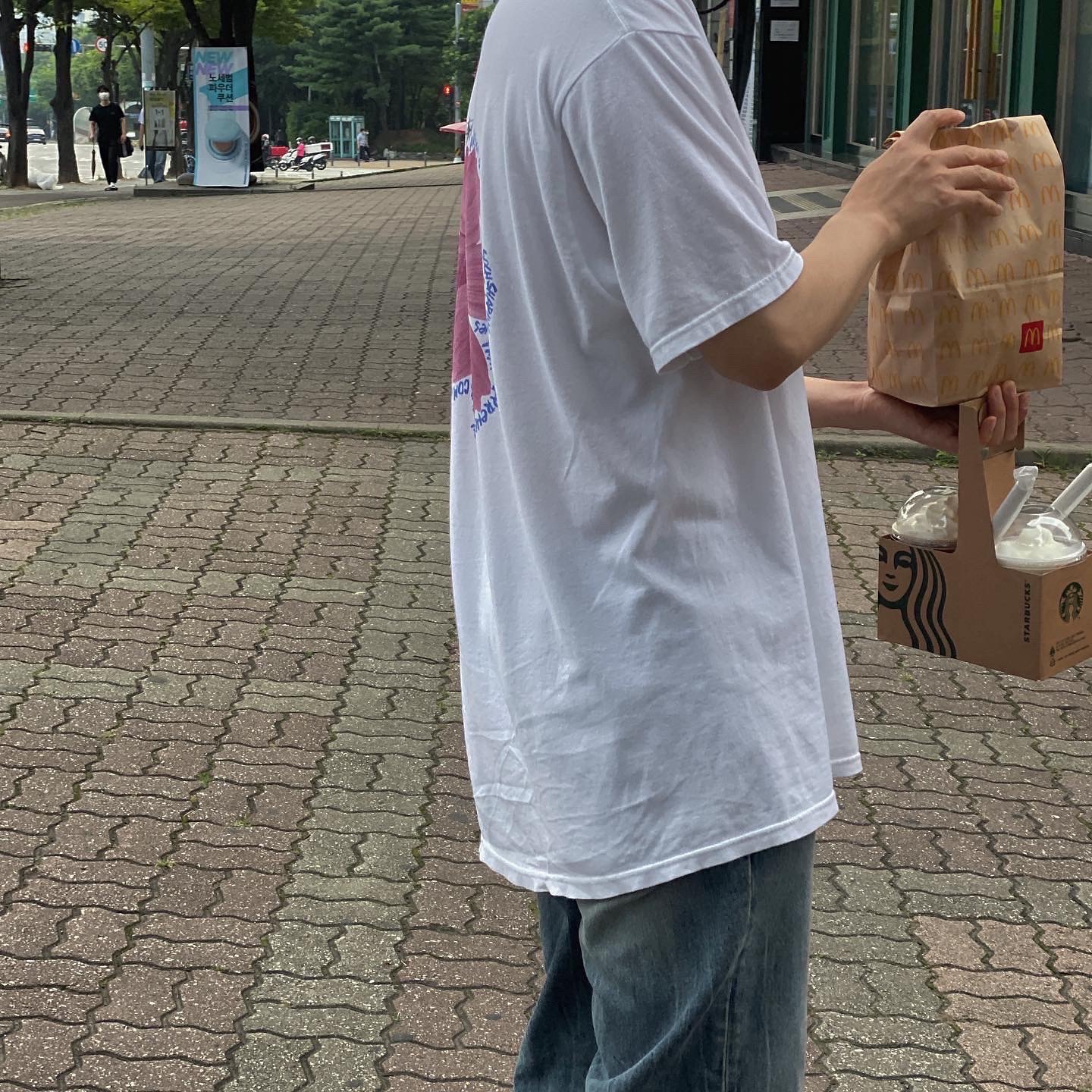 Stussy Cosmos T-Shirt White 착용 스타일 - 2