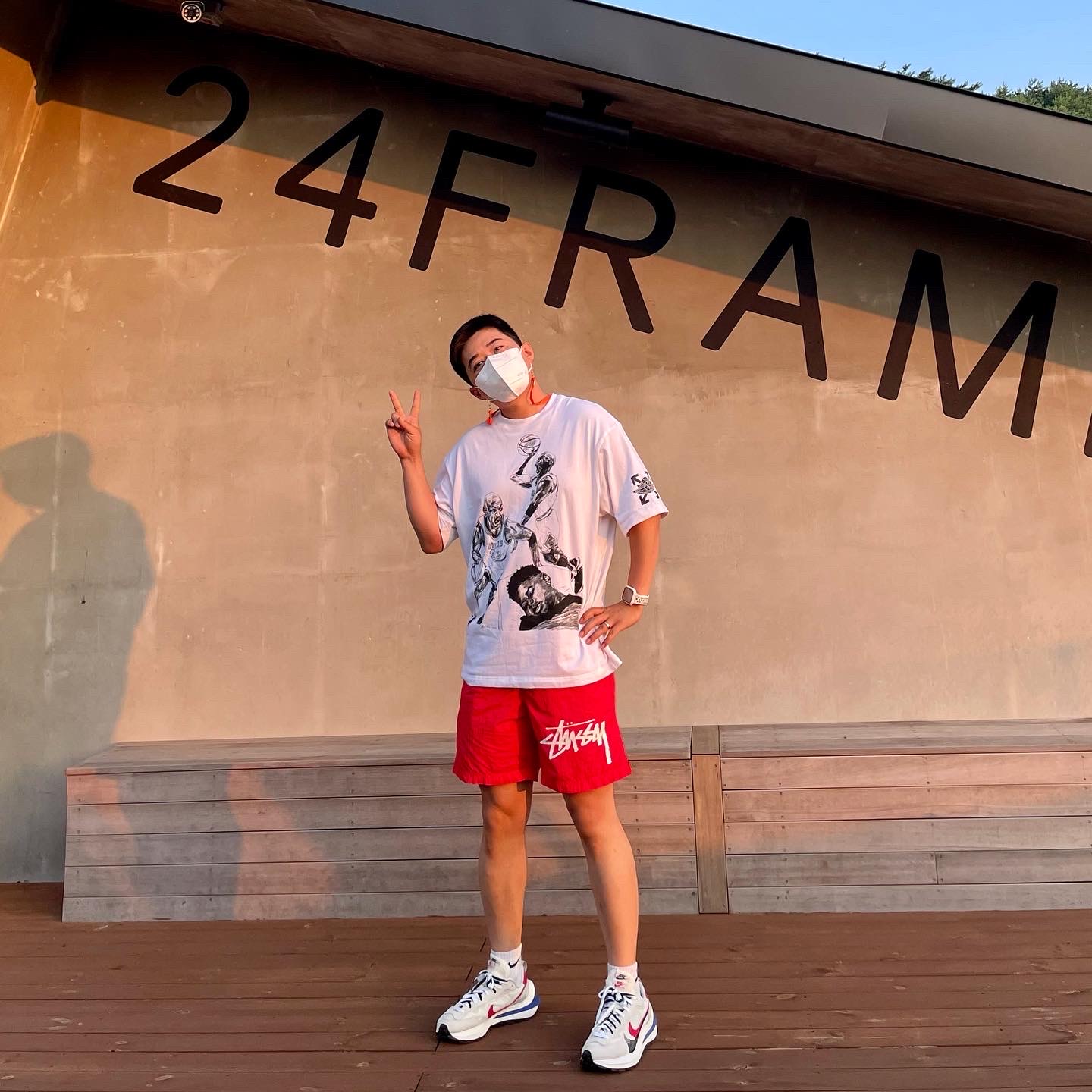 Nike x Sacai VaporWaffle Royal Fuchsia, Nike x Stussy Water Shorts Habanero Red 착용 스타일