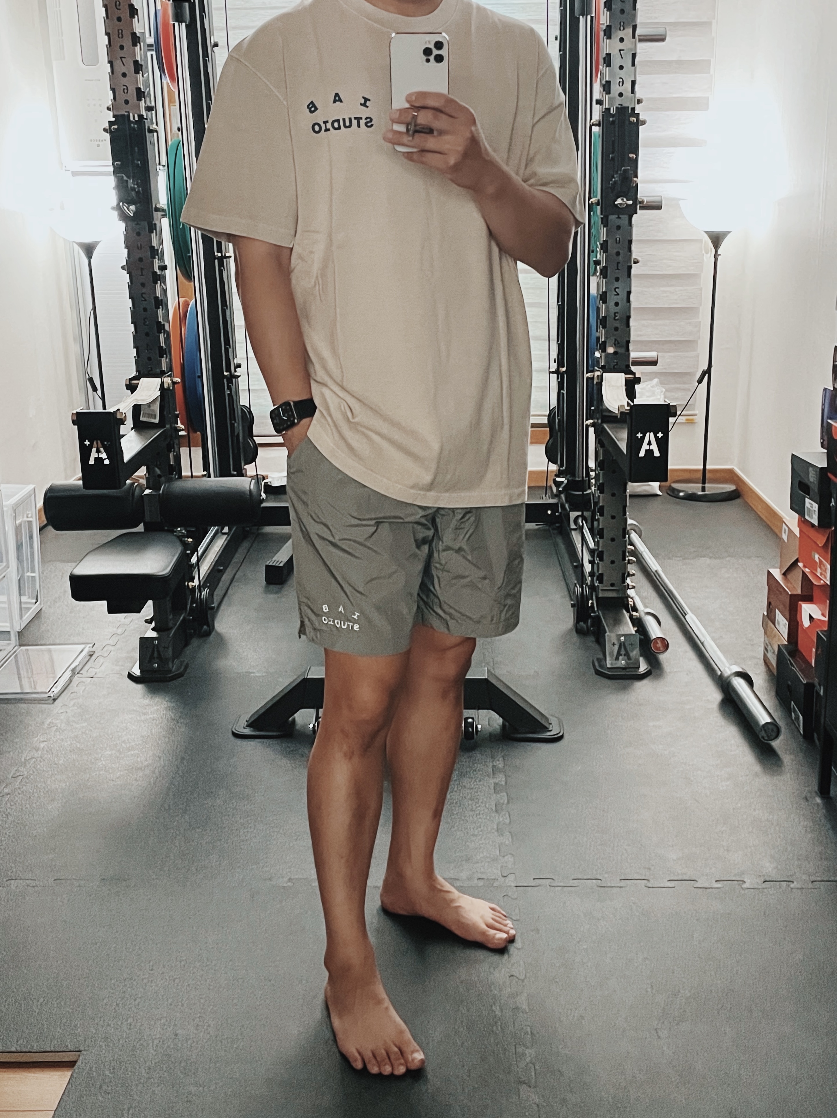 IAB Studio Pigment T-Shirt Oatmeal, IAB Studio Woven Shorts Gray 착용 스타일