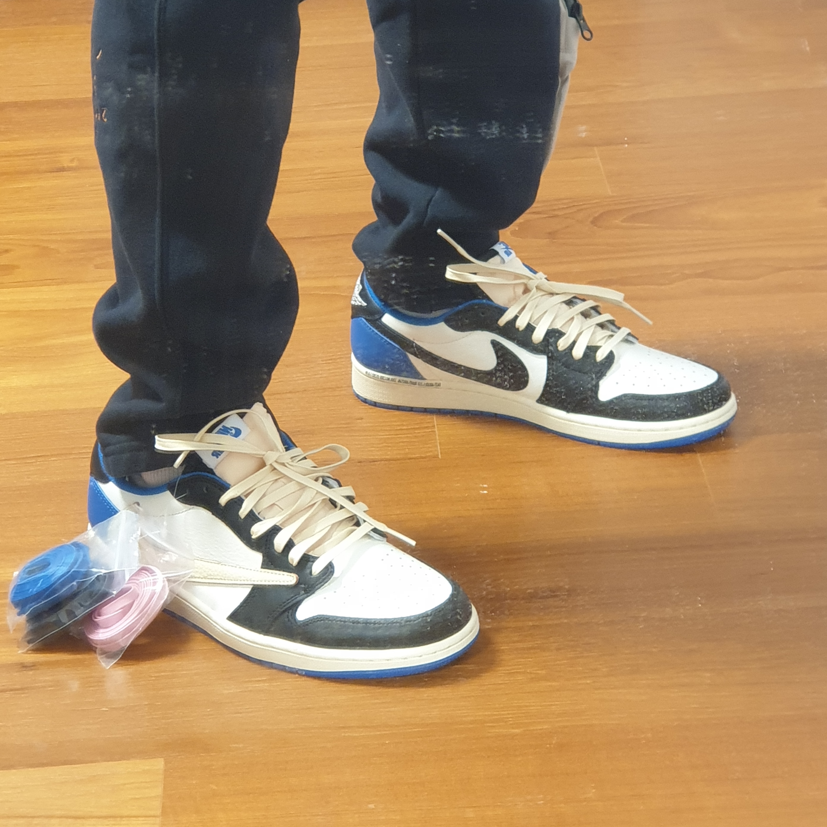 Jordan 1 x Travis Scott x Fragment Retro Low OG SP Military Blue, Nike x Travis Scott NRG AG Utility Sweatpants Black 착용 스타일 - 5