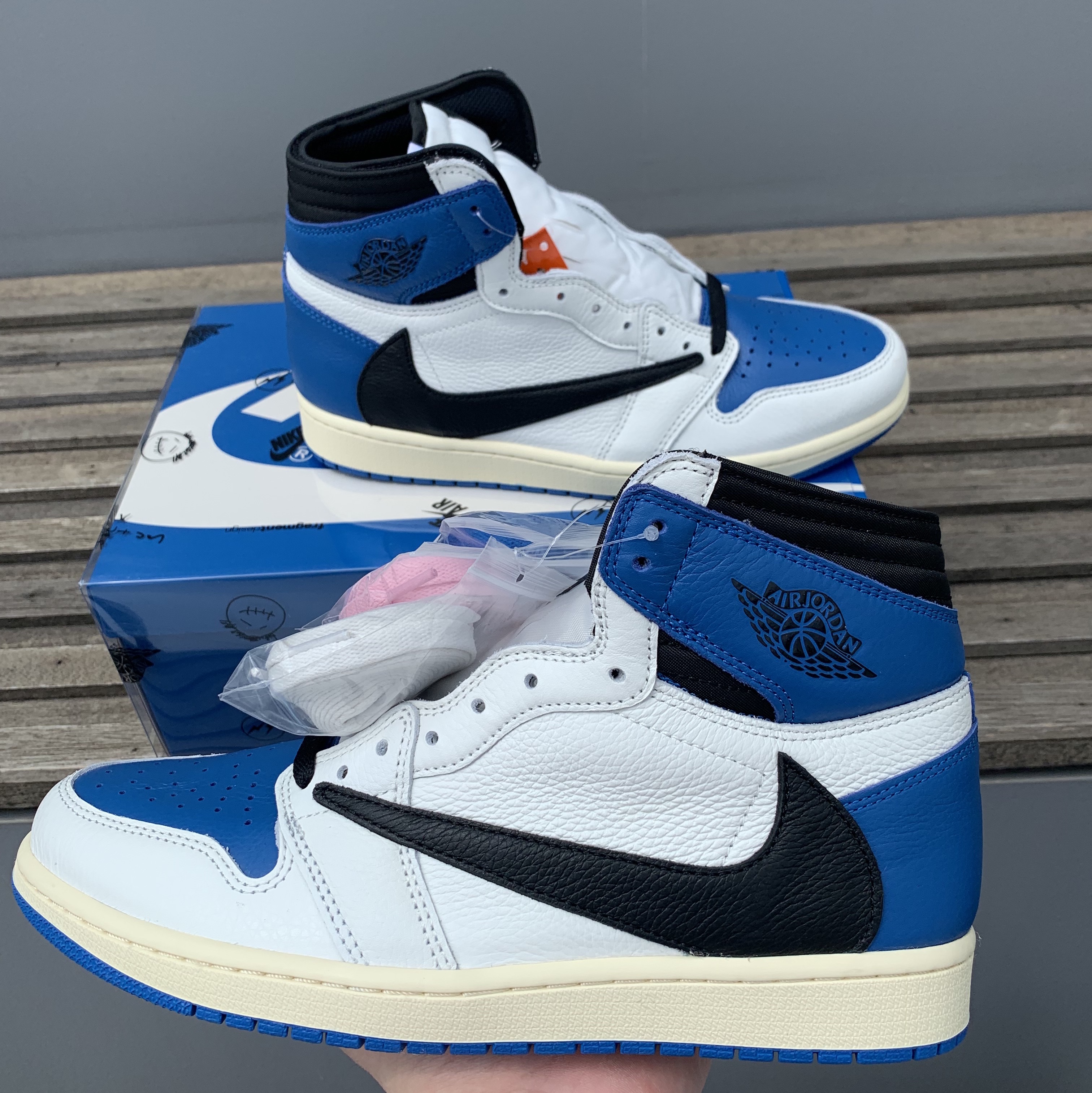 Jordan 1 x Travis Scott x Fragment Retro High OG SP Military Blue 착용 스타일 - 3