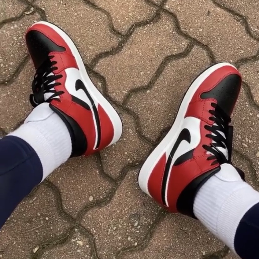 Jordan 1 Mid Chicago Black Toe 착용 스타일