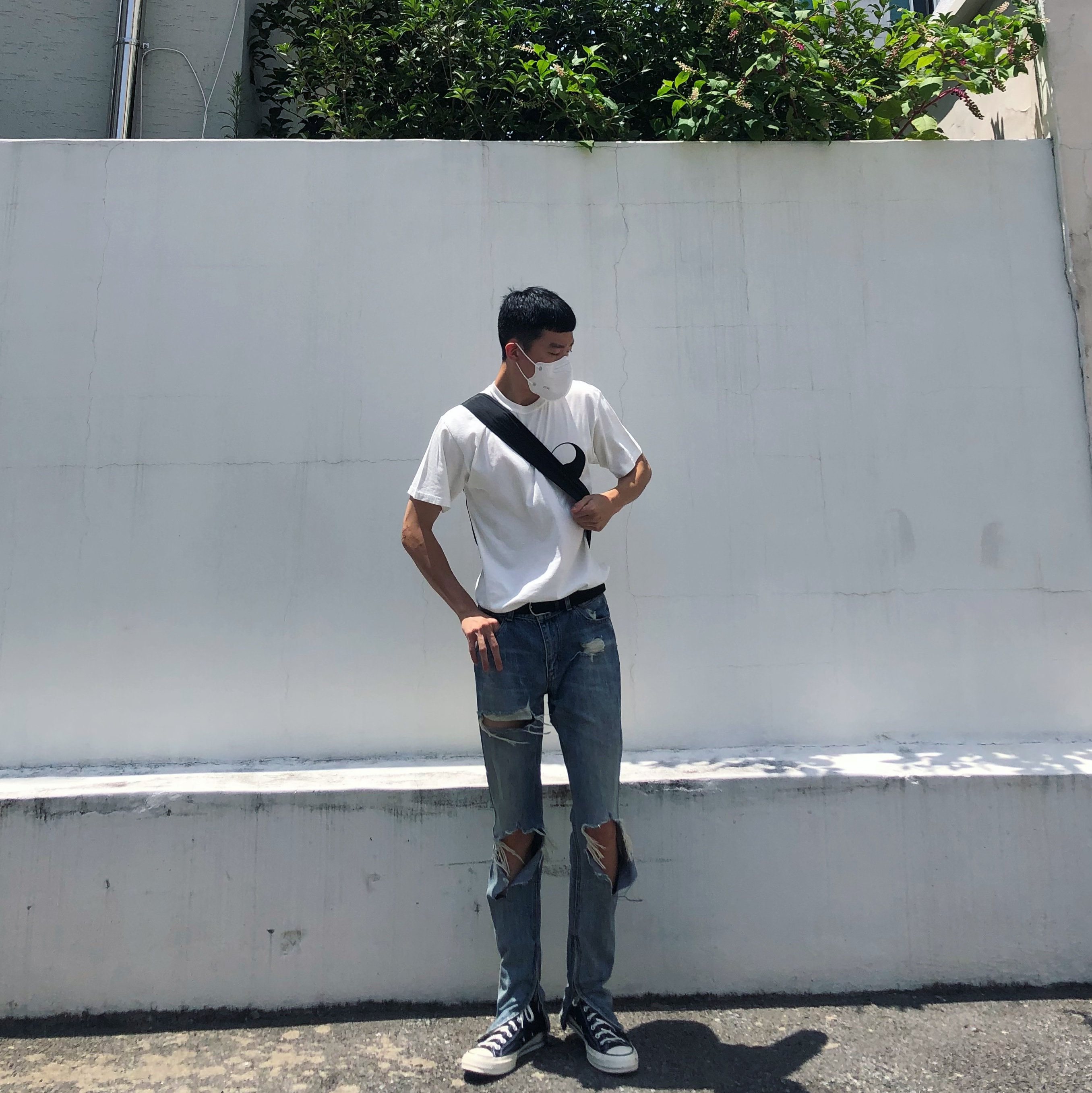 Stussy x Our Legacy Ying Yang Pig. Dyed T-Shirt Natural, Converse Chuck 70 Hi Black 착용 스타일 - 1