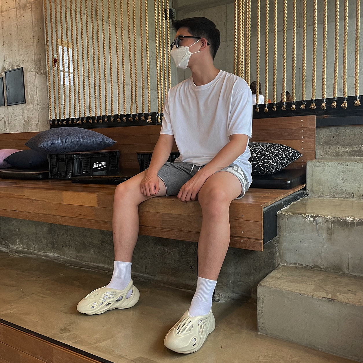 Adidas Yeezy Foam RNNR Sand 착용 스타일