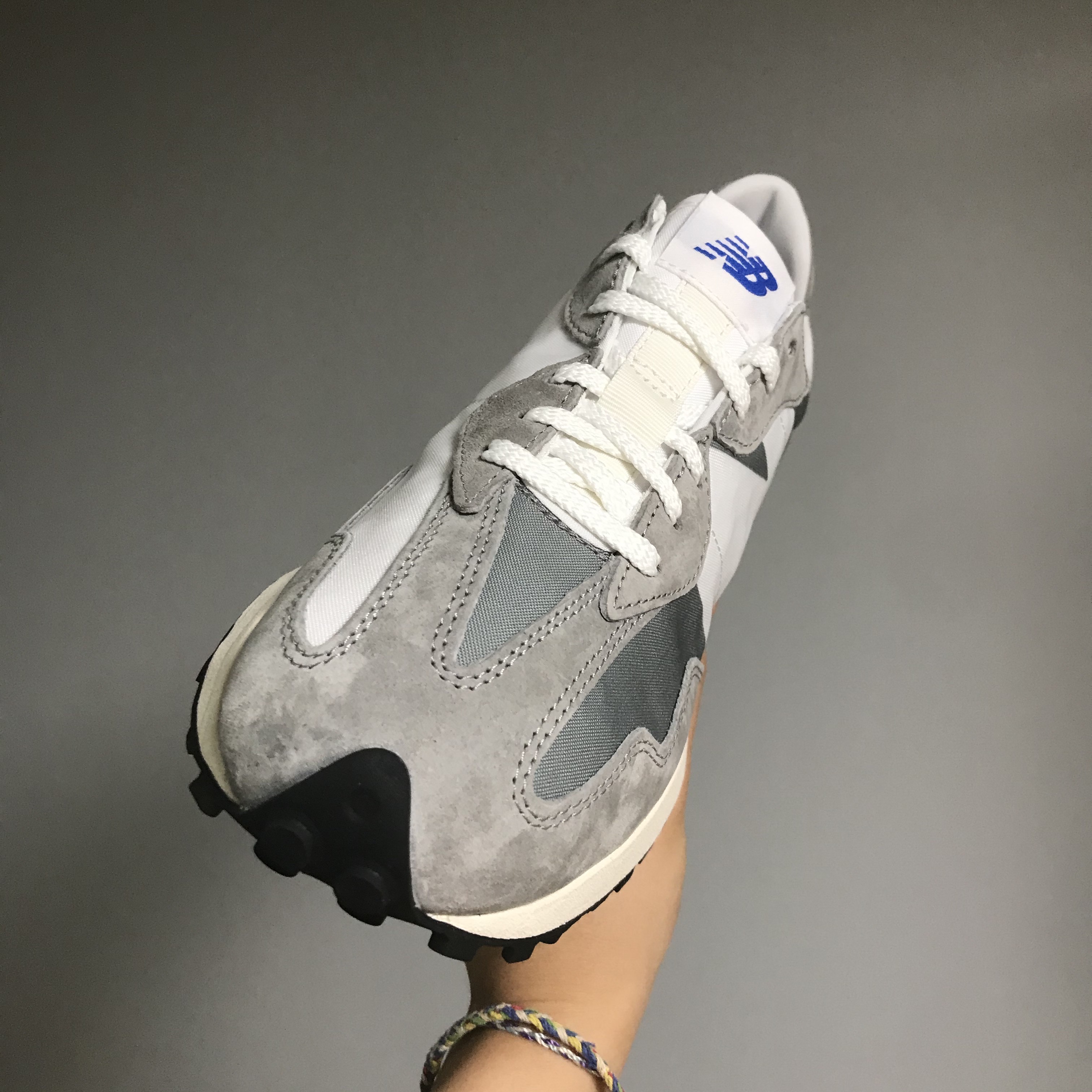 New Balance 327 Grey 착용 스타일 - 2