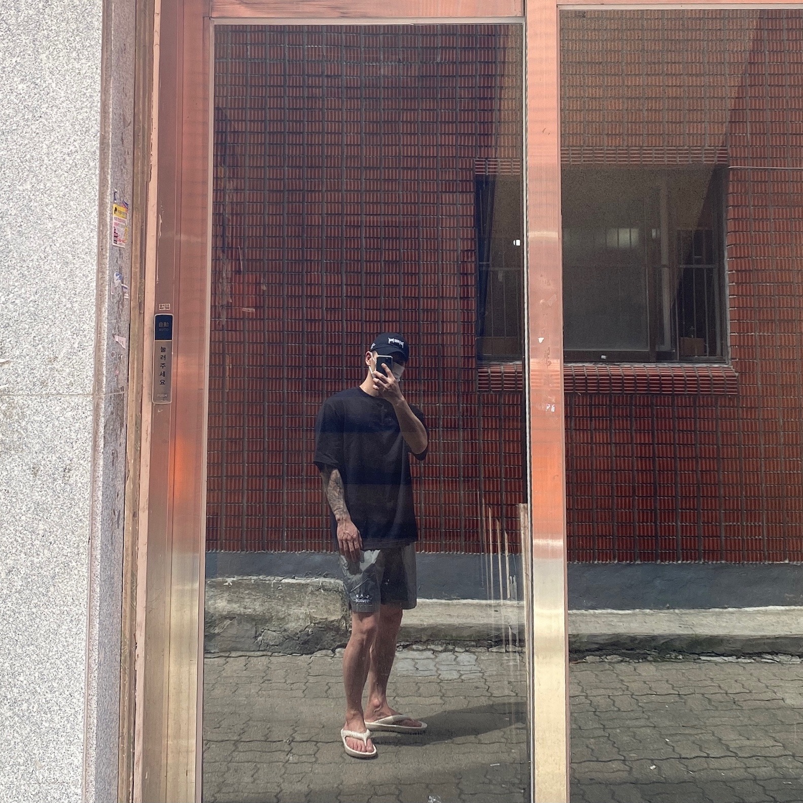 New Balance x Taw&Toe Flip Flop Ivory, IAB Studio Woven Shorts Gray 착용 스타일