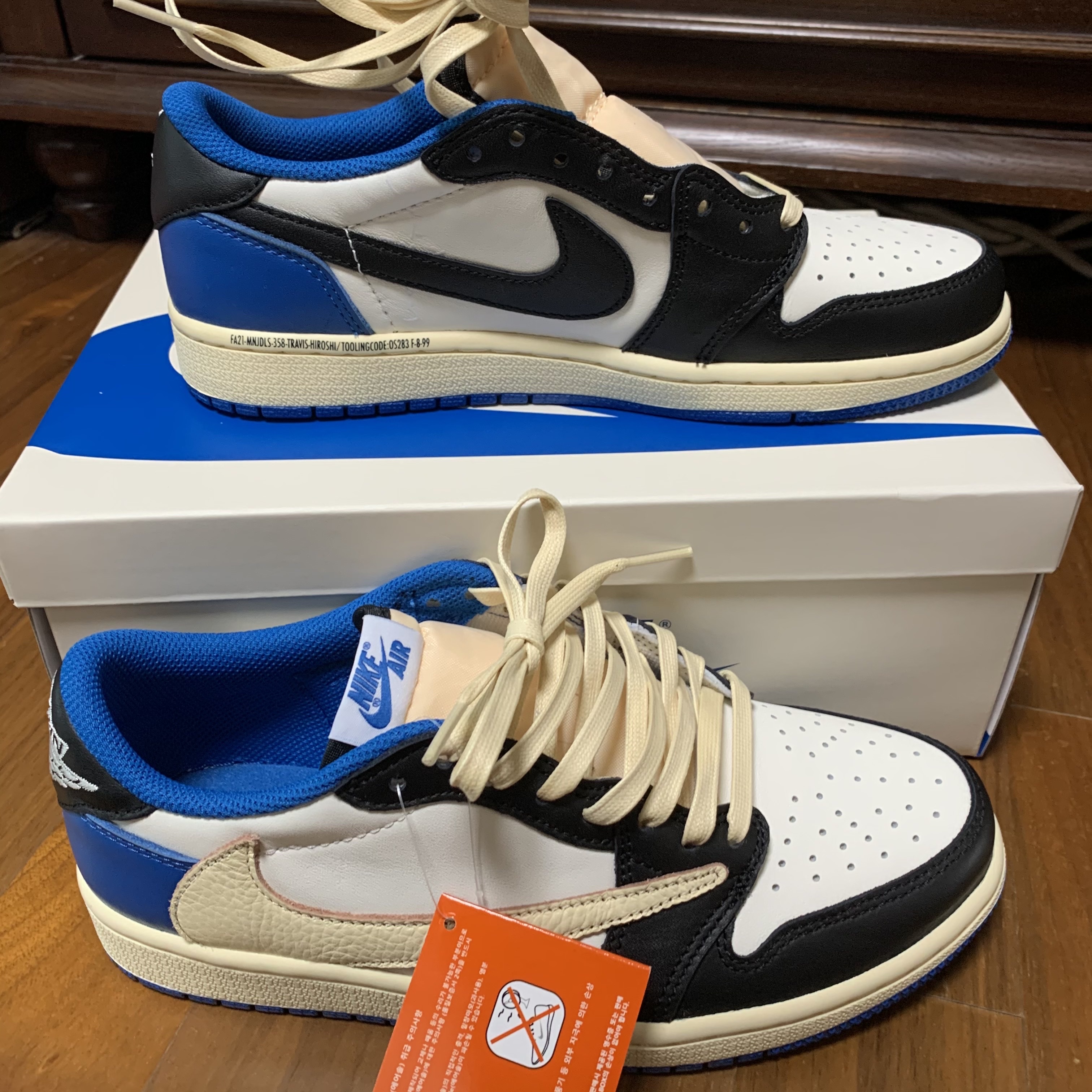 Jordan 1 x Travis Scott x Fragment Retro Low OG SP Military Blue 착용 스타일 - 1