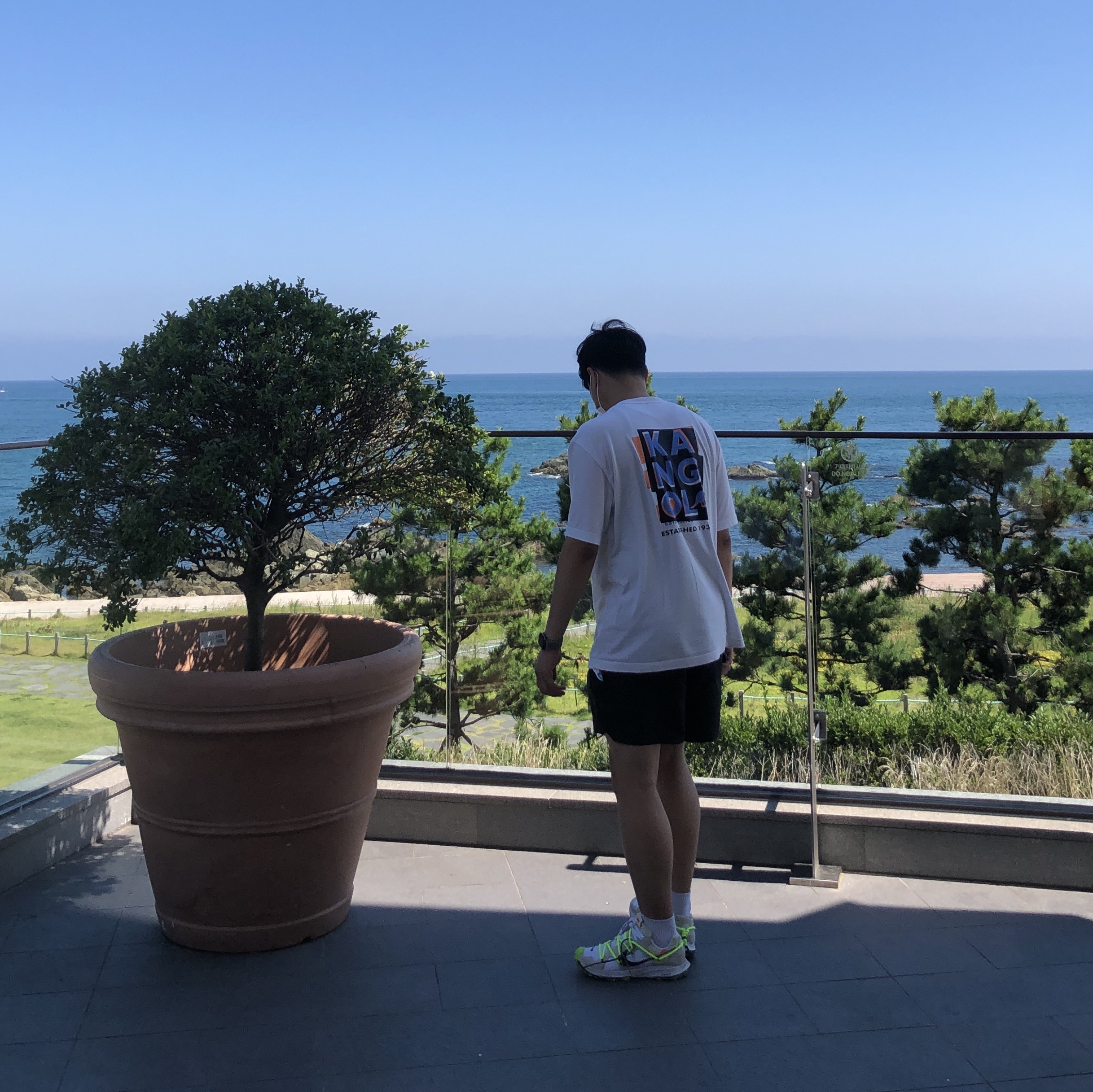 (W) Nike x Off-White Zoom Terra Kiger 5 White, Essentials Volley Shorts Black - 21SS 착용 스타일