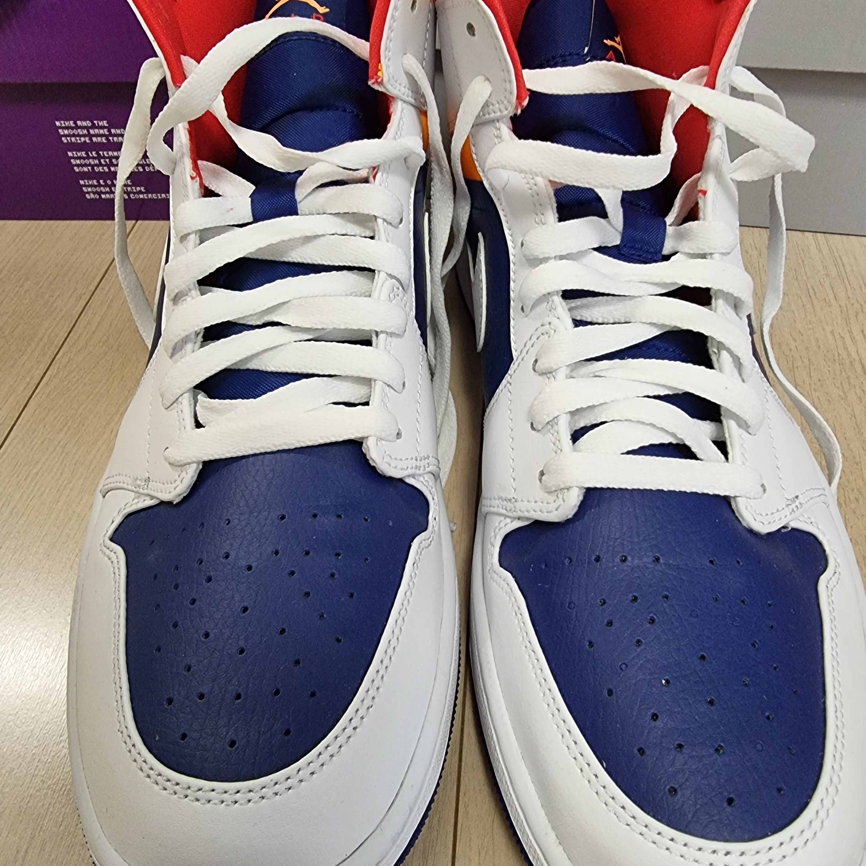 Jordan 1 Mid Deep Royal Blue Laser Orange 착용 스타일 - 1