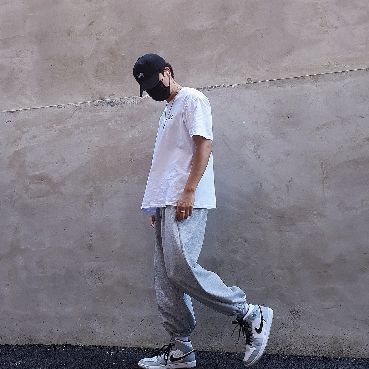 Jordan 1 Mid Light Smoke Grey, Stussy Basic Stussy T-Shirt White 2021 착용 스타일 - 2