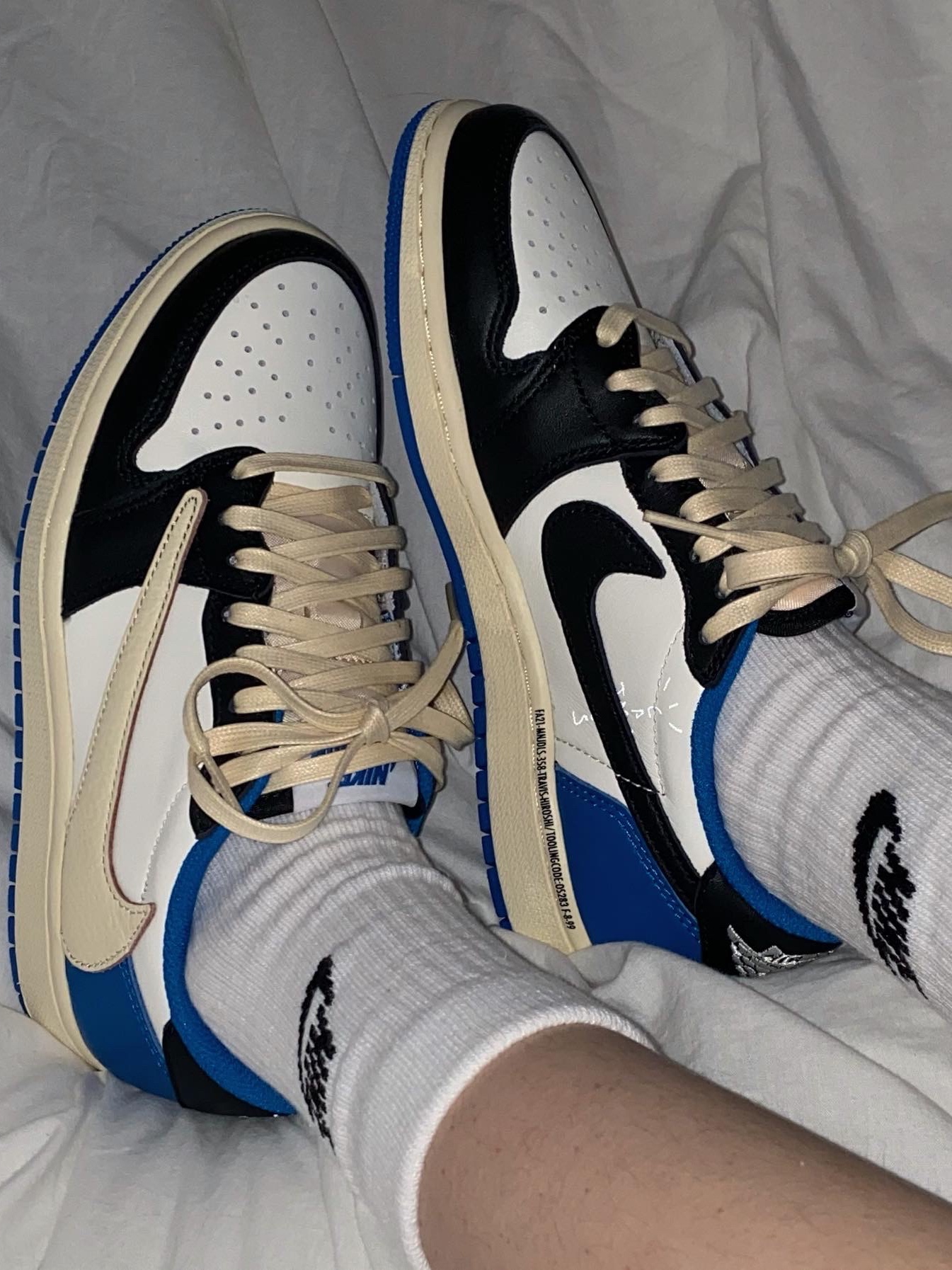 Jordan 1 x Travis Scott x Fragment Retro Low OG SP Military Blue 착용 스타일 - 1