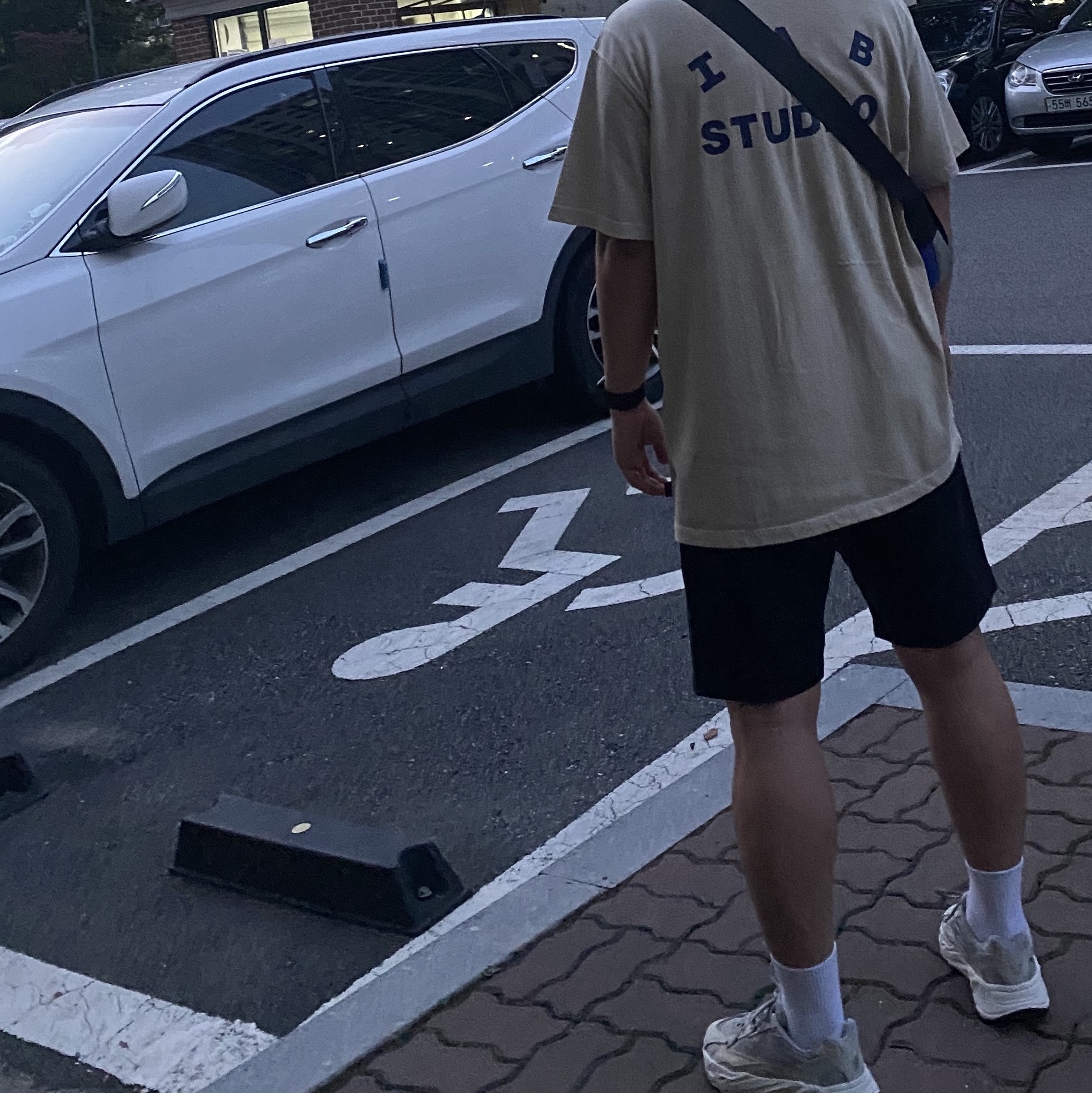 IAB Studio Pigment T-Shirt Oatmeal, Adidas Yeezy Boost 700 V2 Cream 착용 스타일
