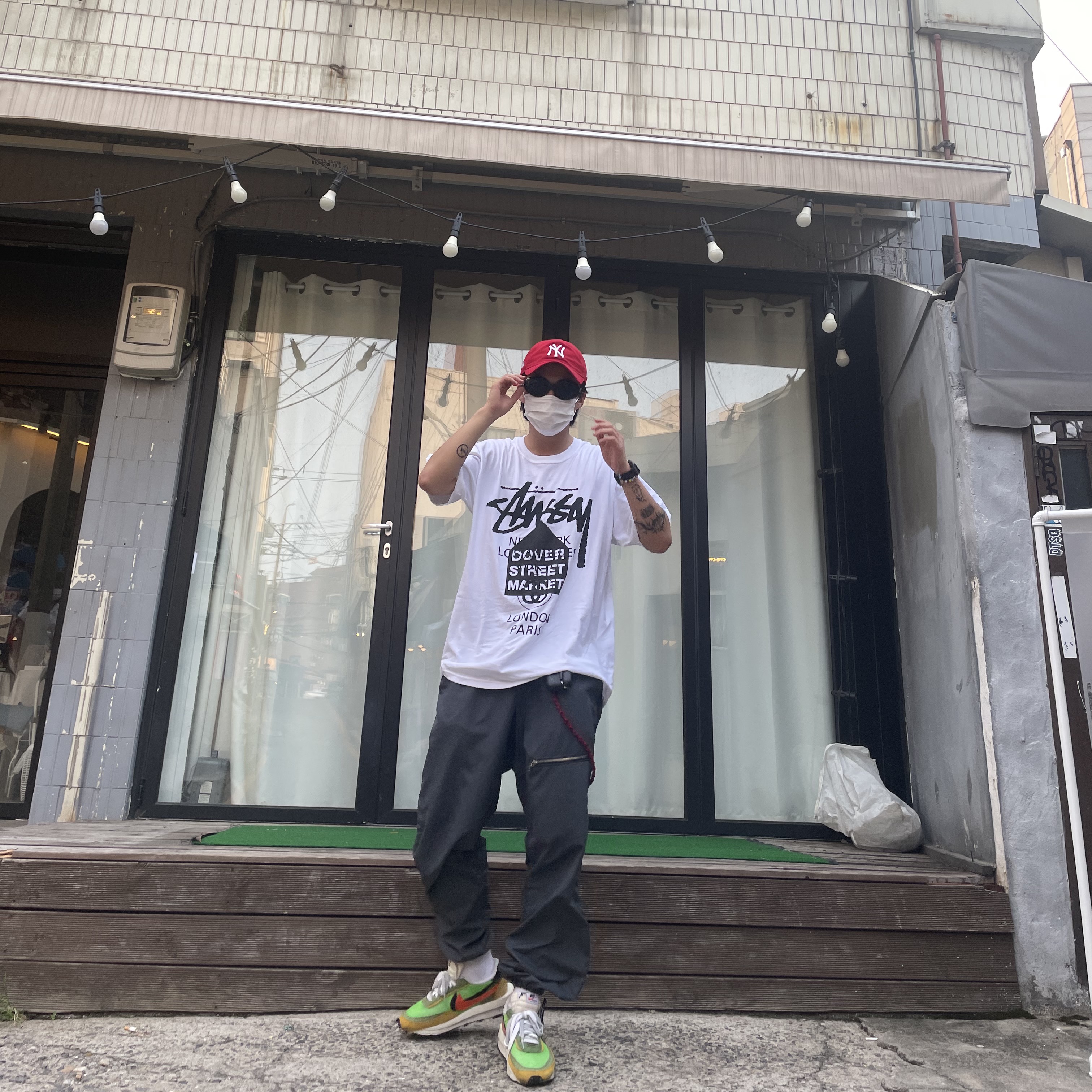 Nike x Sacai LDWaffle Green Multi, Stussy Stock DSM New York T-Shirt White 착용 스타일 - 1