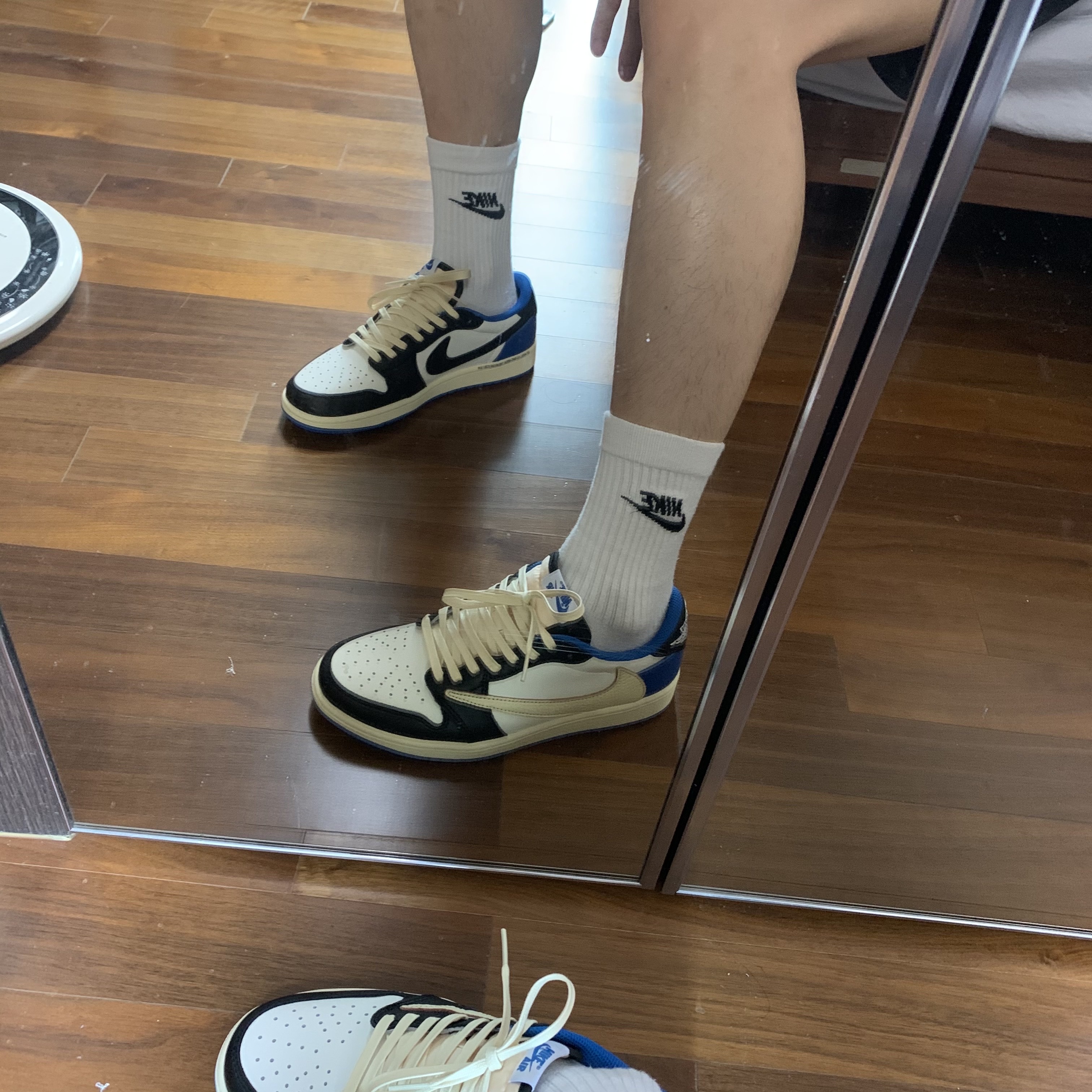 Jordan 1 x Travis Scott x Fragment Retro Low OG SP Military Blue 착용 스타일 - 3