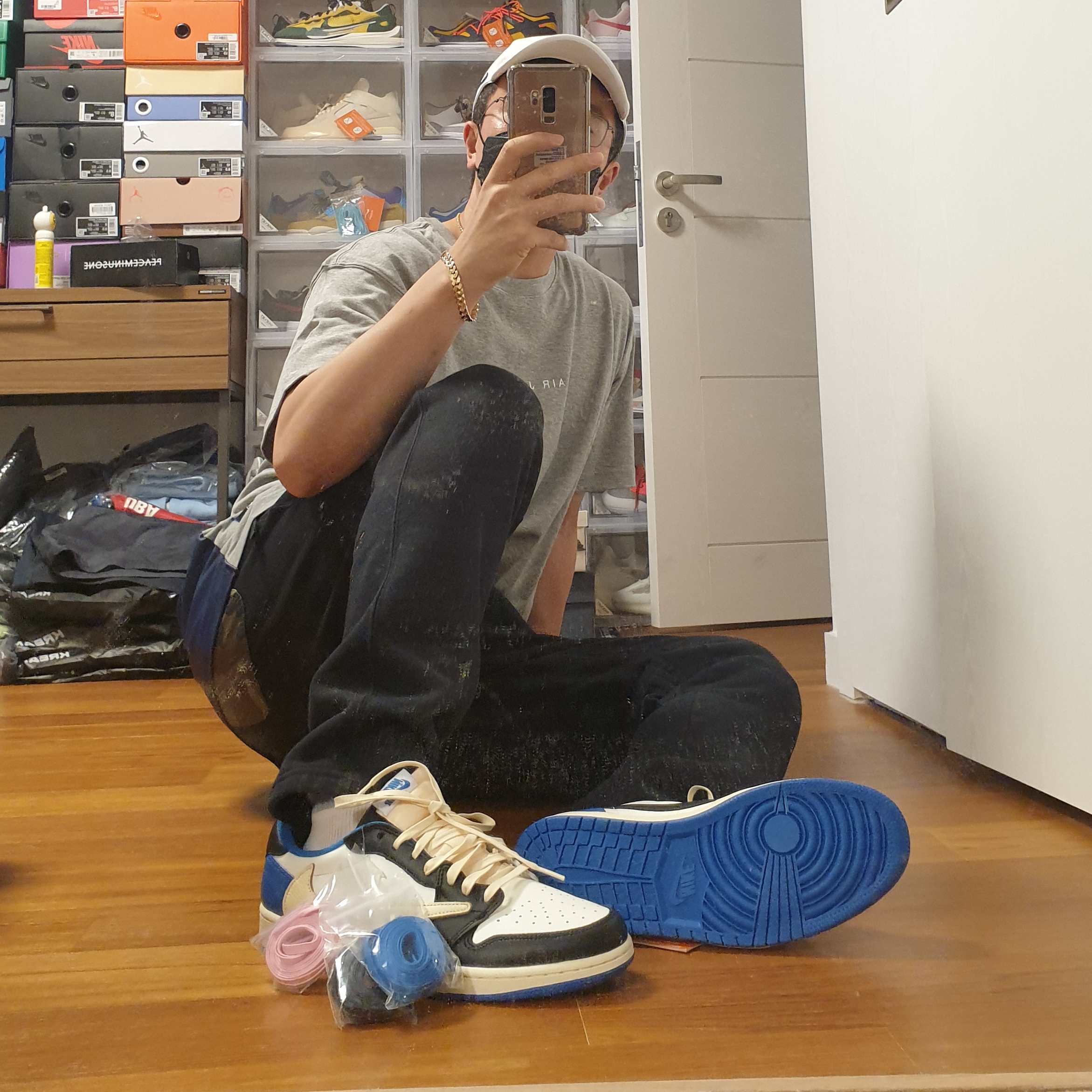 Jordan 1 x Travis Scott x Fragment Retro Low OG SP Military Blue, Nike x Travis Scott NRG AG Utility Sweatpants Black 착용 스타일 - 4