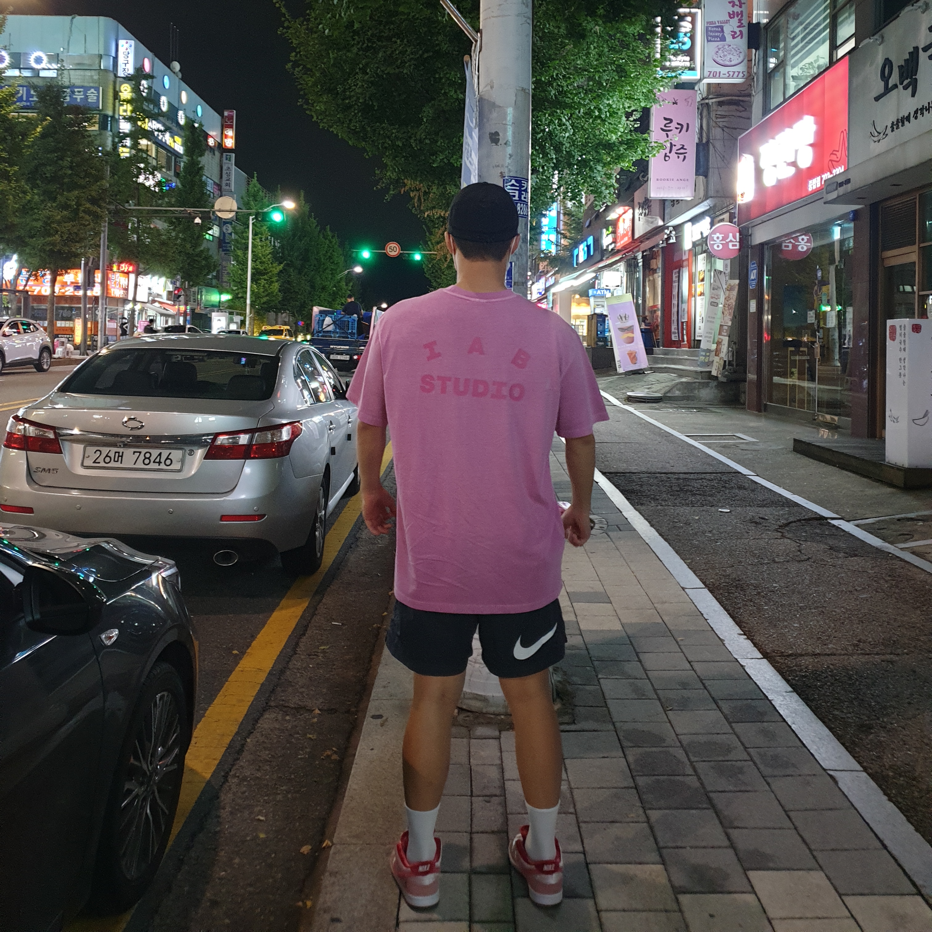 IAB Studio Pigment T-Shirt Magenta, Nike x Stussy Water Shorts Off Noir 착용 스타일