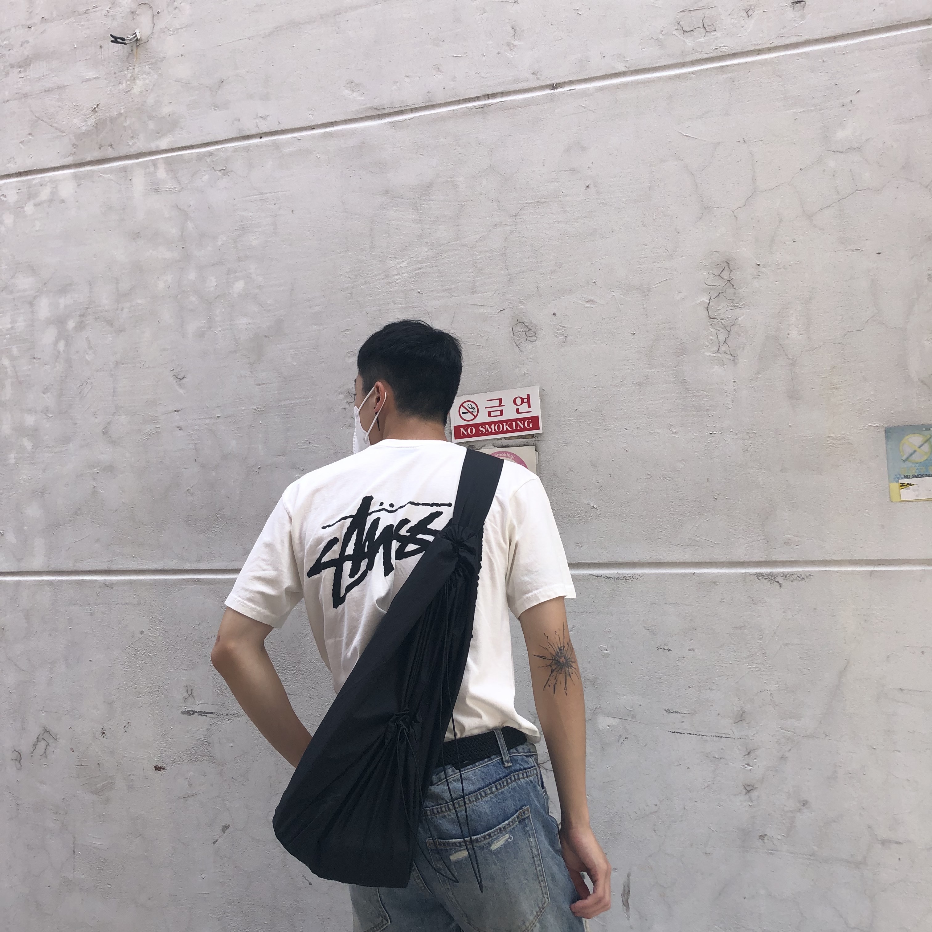 Stussy x Our Legacy Ying Yang Pig. Dyed T-Shirt Natural, Converse Chuck 70 Hi Black 착용 스타일 - 2