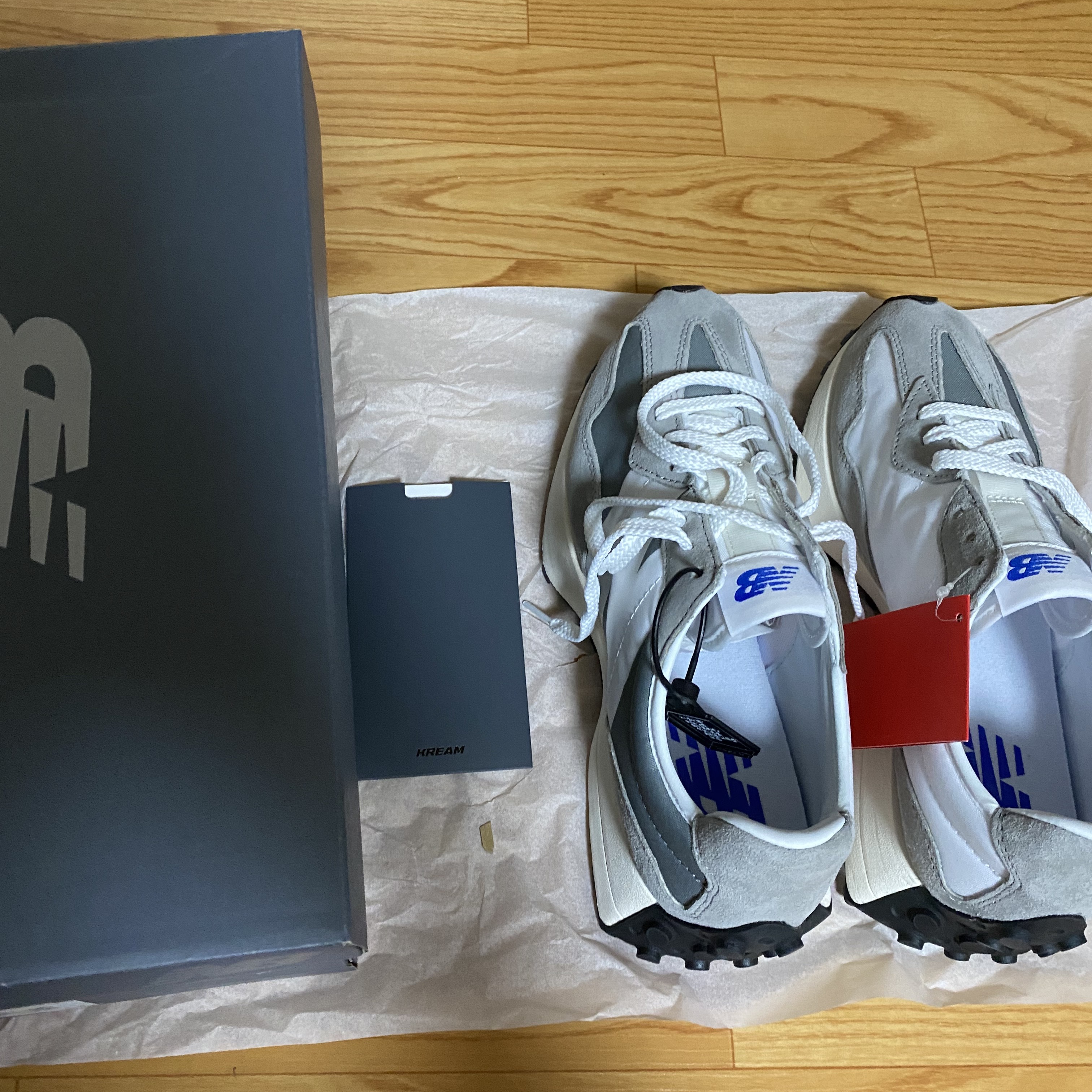 New Balance 327 Grey 착용 스타일