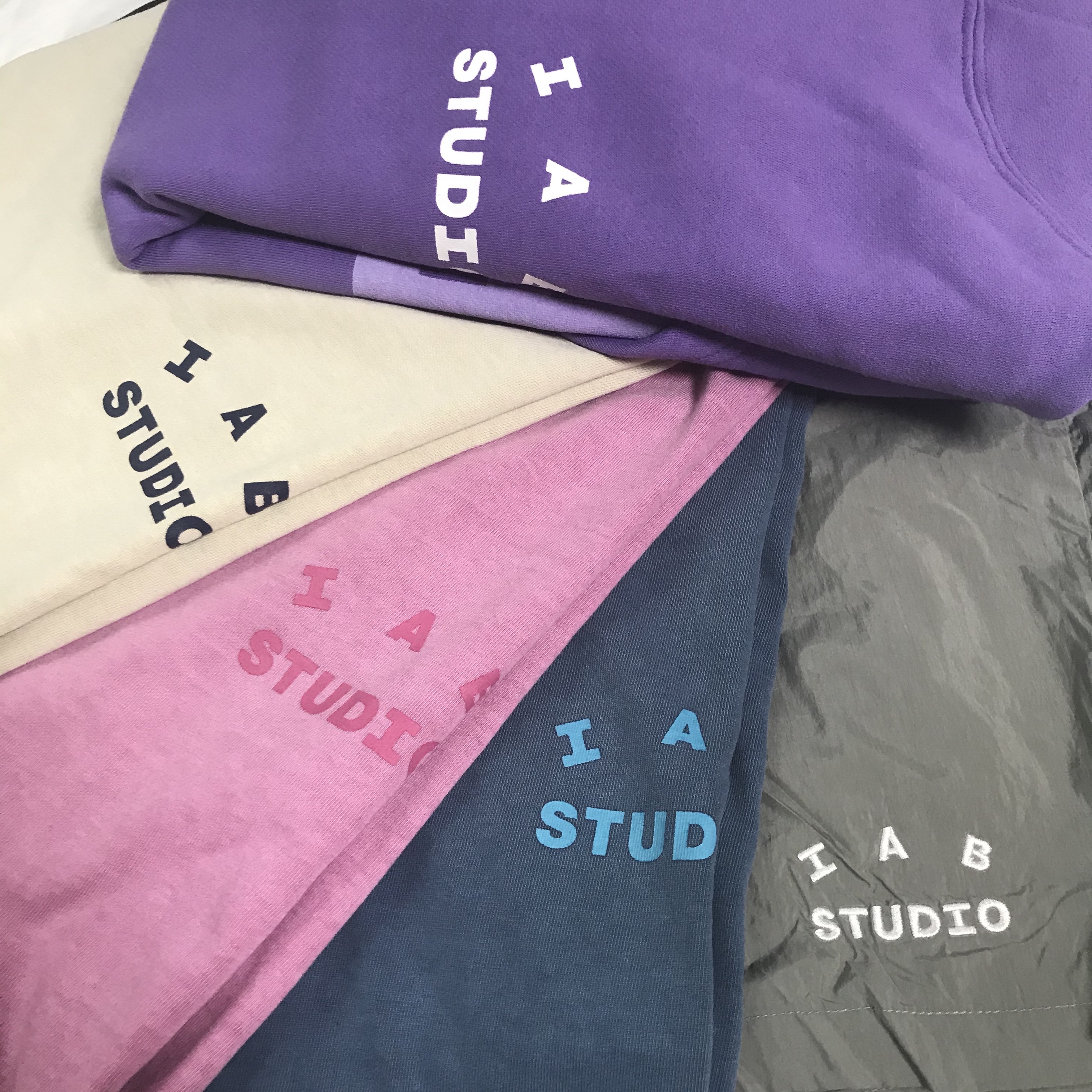 IAB Studio Pigment T-Shirt Oatmeal, IAB Studio Woven Shorts Gray 착용 스타일