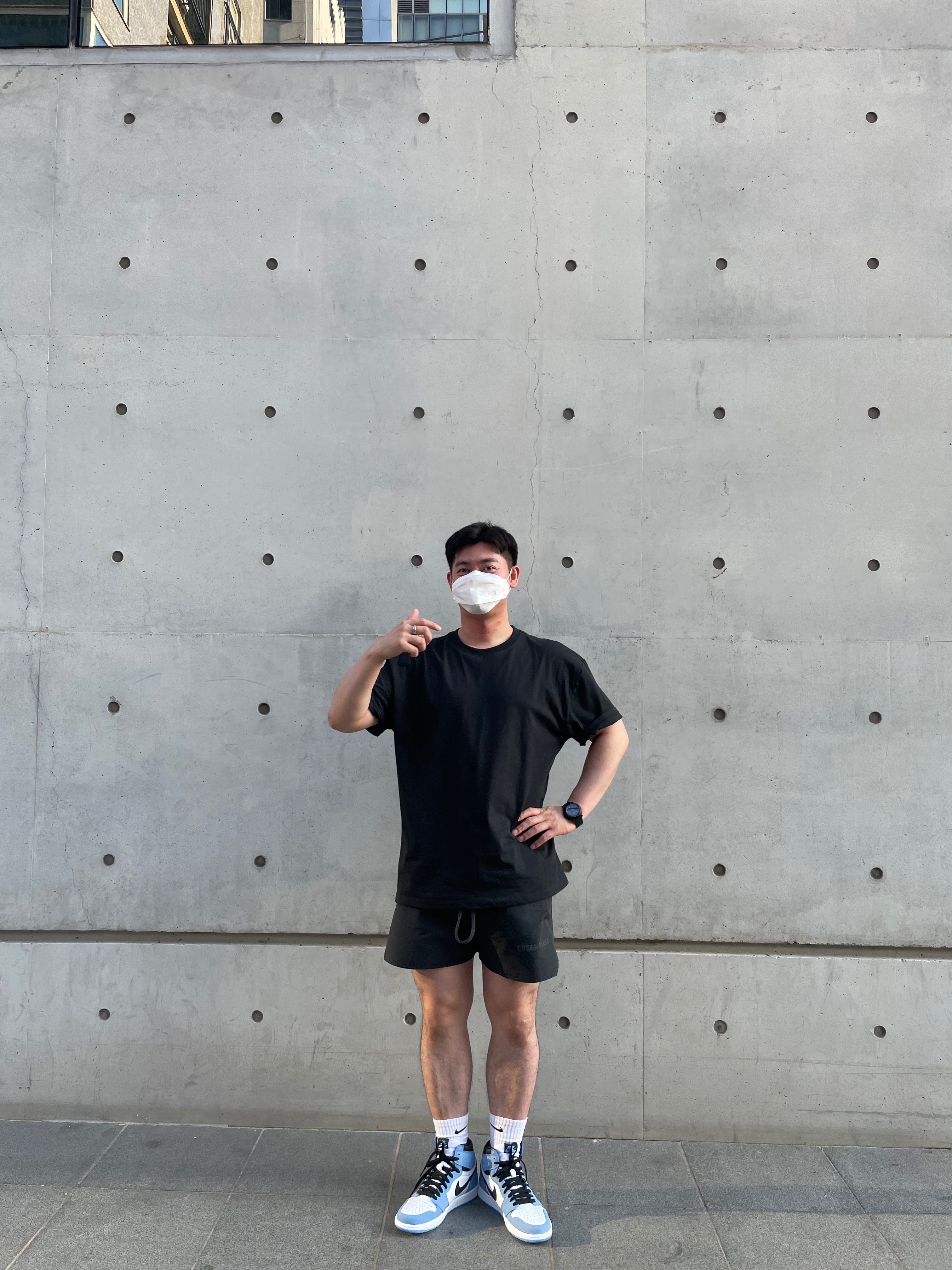 Essentials T-Shirt Black - 21SS, Essentials Volley Shorts Black - 21SS 착용 스타일 - 1