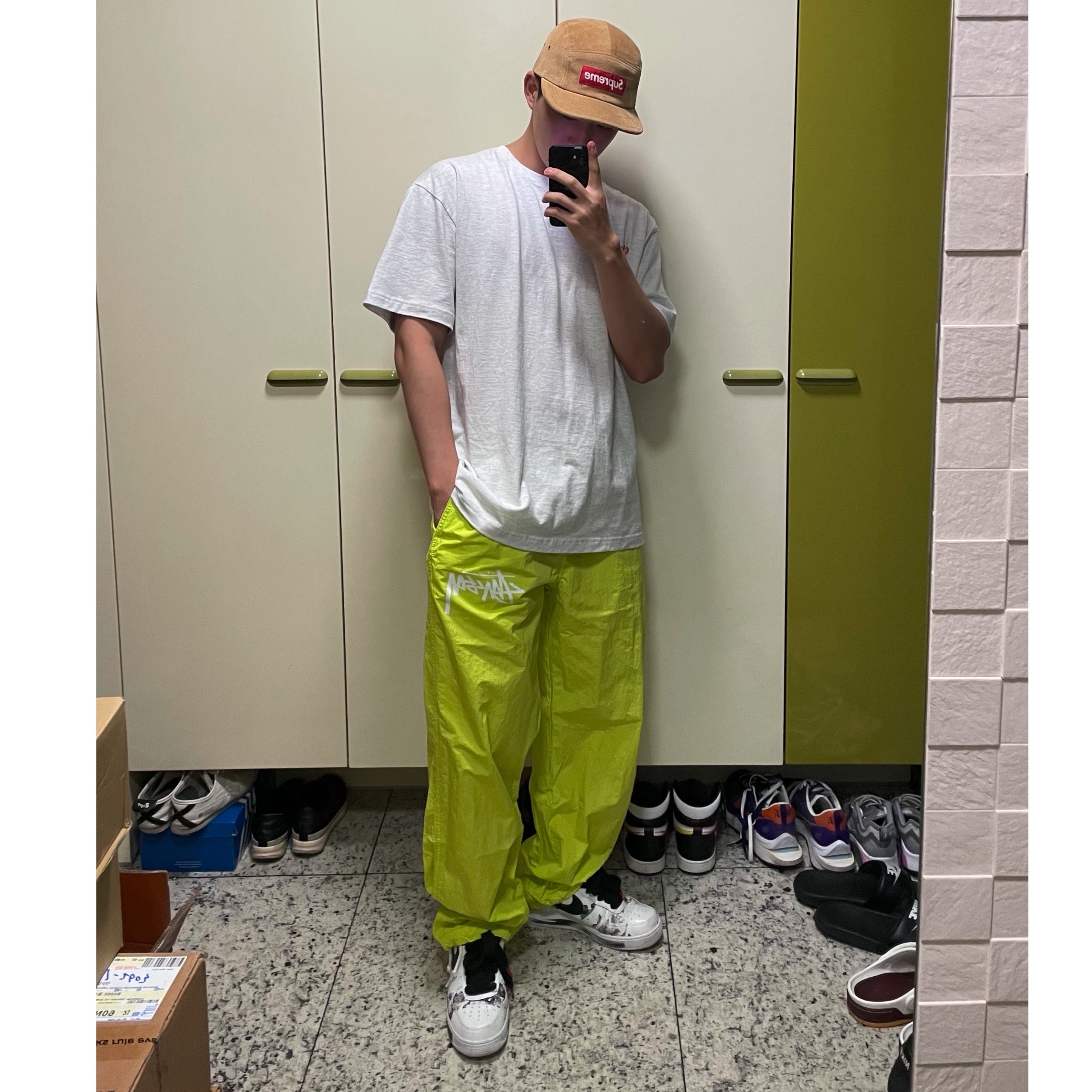 Nike x Stussy Beach Pants Bright Cactus, Nike x Peaceminusone Air Force 1 Low Para-Noise 2.0 착용 스타일