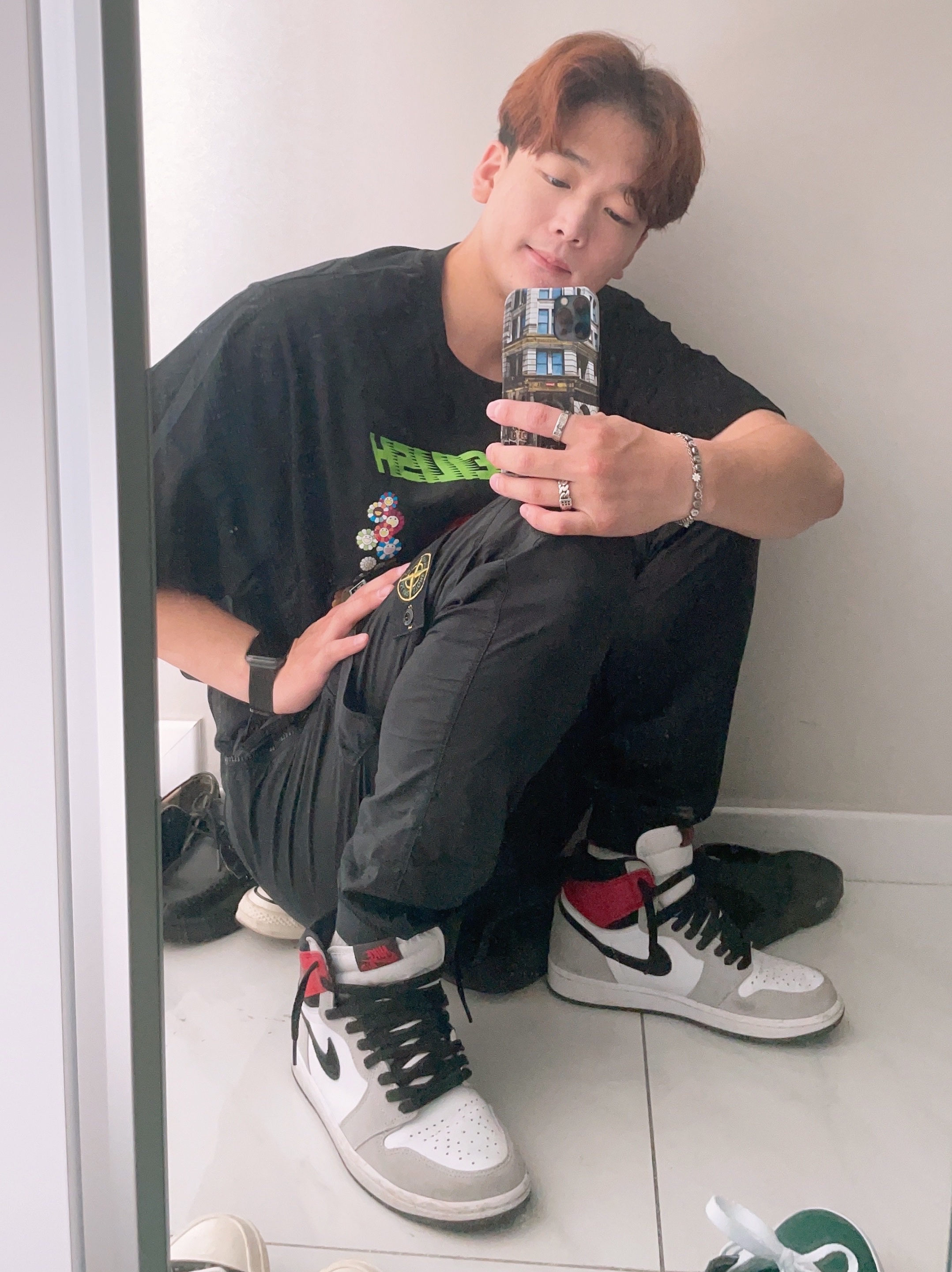 Jordan 1 Retro High OG Light Smoke Grey, Supreme 190 Bowery iPhone Case Multi-Color - 21SS 착용 스타일