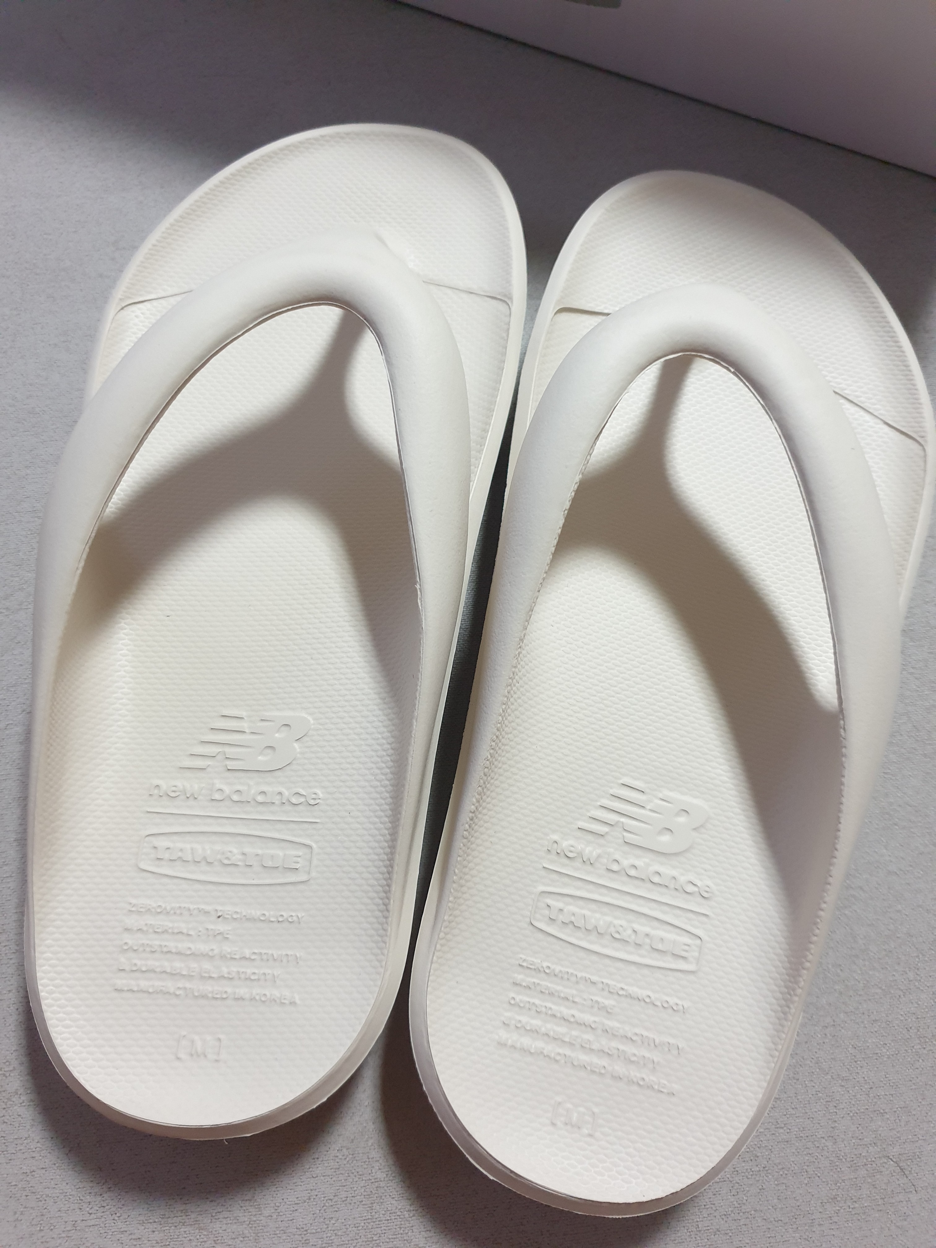 New Balance x Taw&Toe Flip Flop Ivory 착용 스타일 - 2