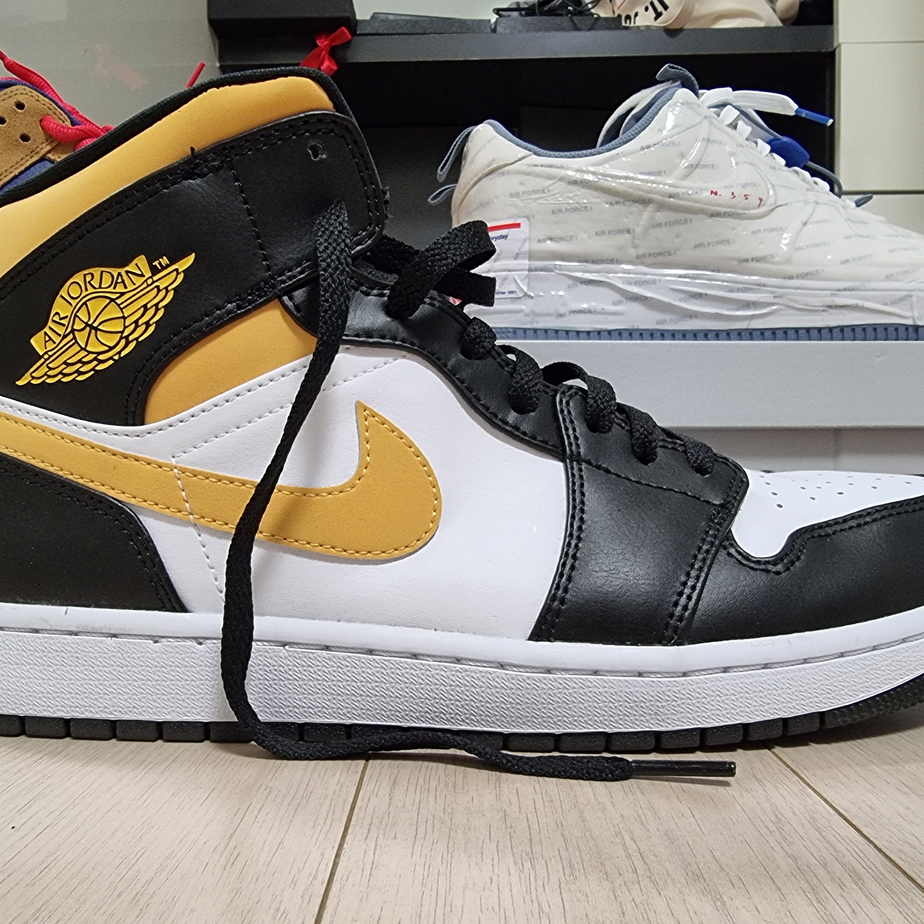 Jordan 1 Mid Pollen 착용 스타일 - 1