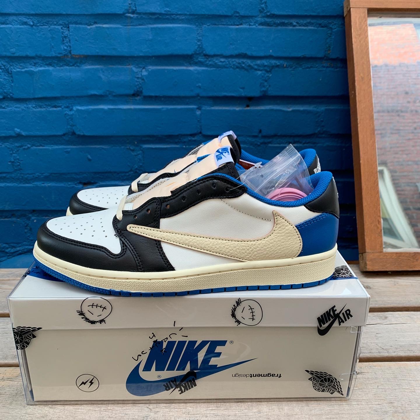 Jordan 1 x Travis Scott x Fragment Retro Low OG SP Military Blue 착용 스타일 - 1