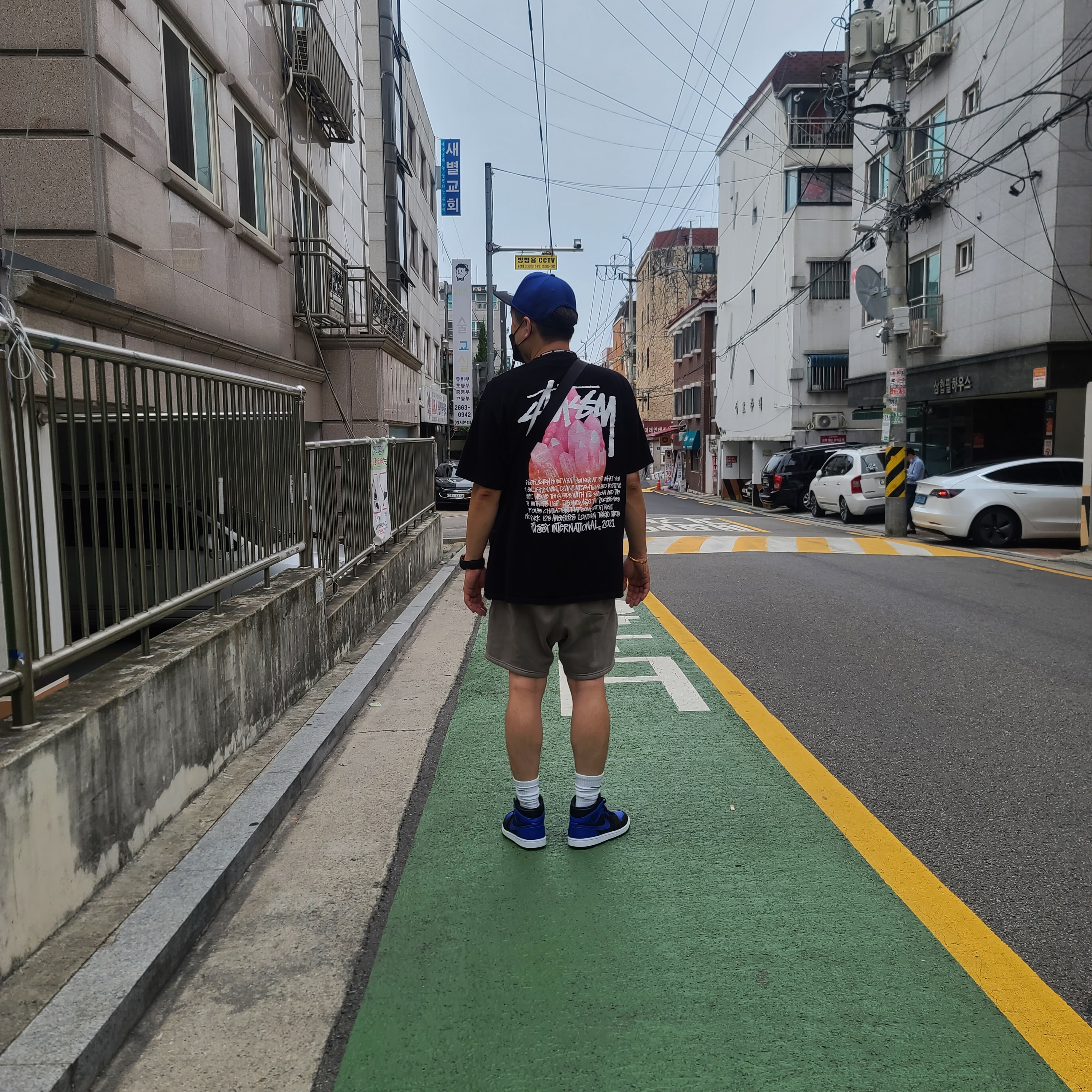 Stussy Reflection T-Shirt Black, Jordan 1 Mid Black Hyper Royal 착용 스타일