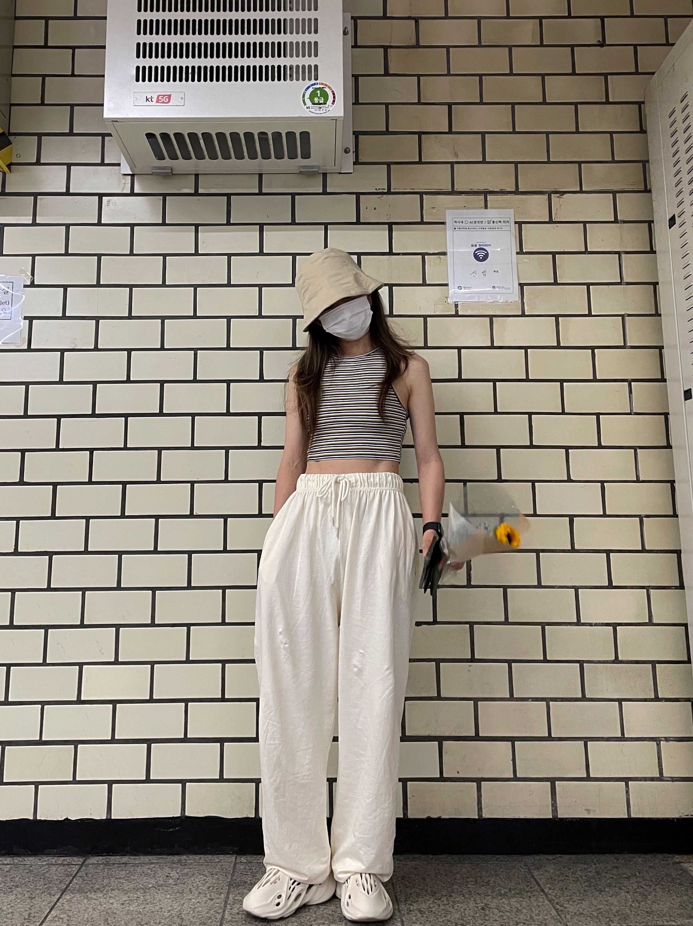 Adidas Yeezy Foam RNNR Sand 착용 스타일